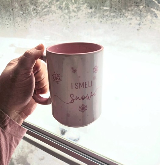 I Smell Snow - 11oz Mug - Pink