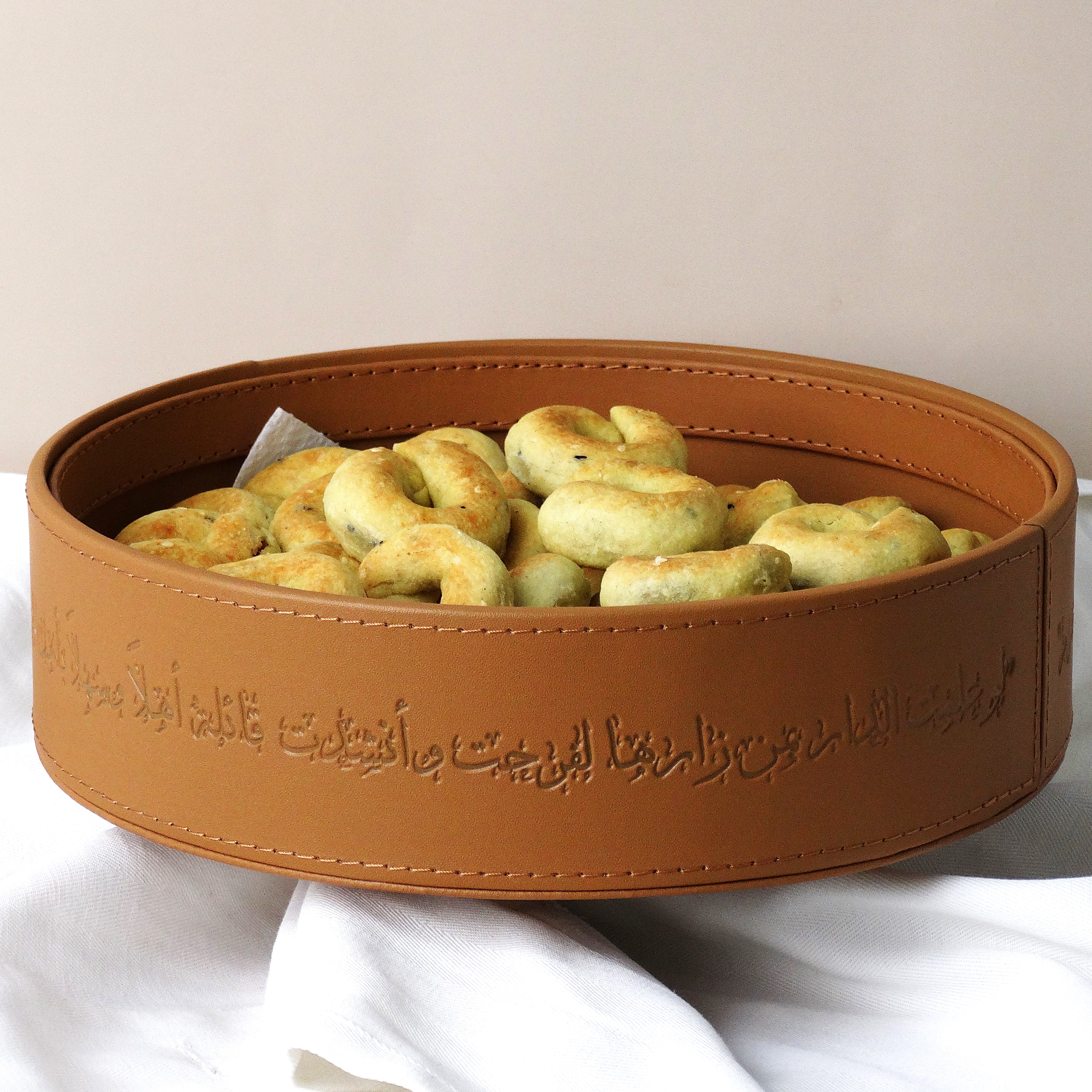 مضيفة حلويات