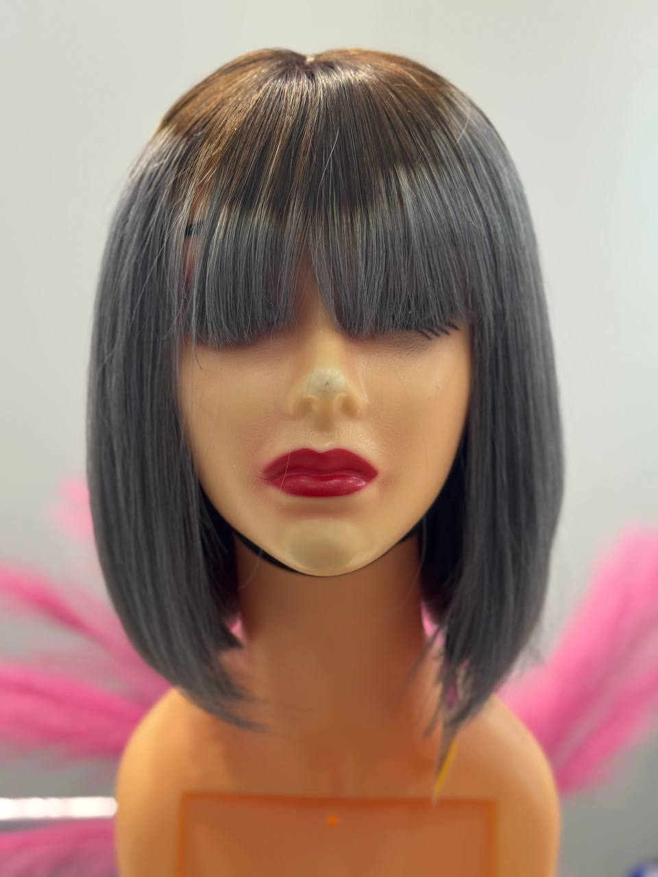 Perruque Vietnamienne courte gris ombré avec frange