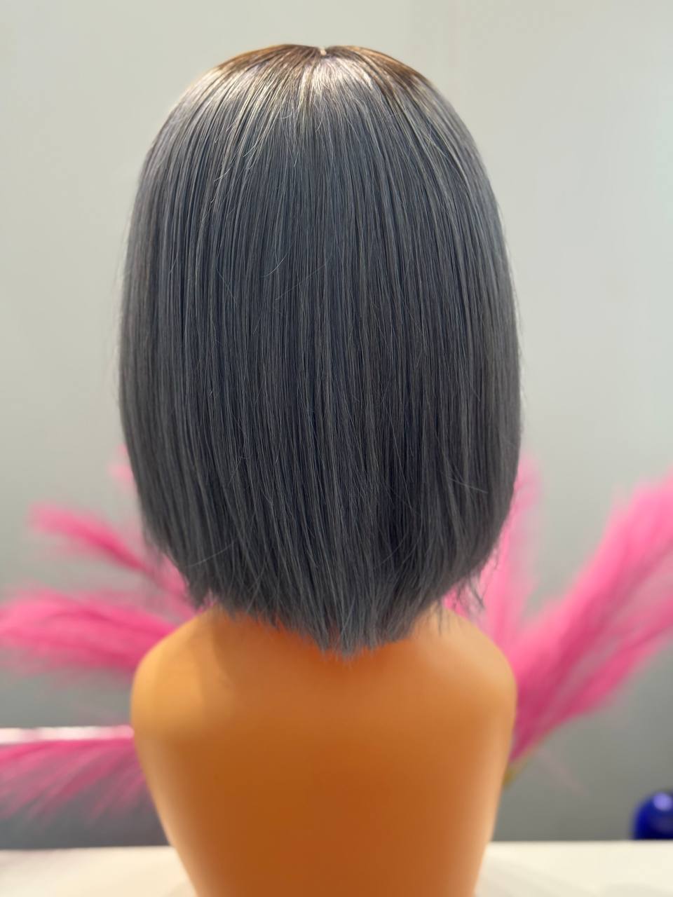 Perruque Vietnamienne courte gris ombré avec frange