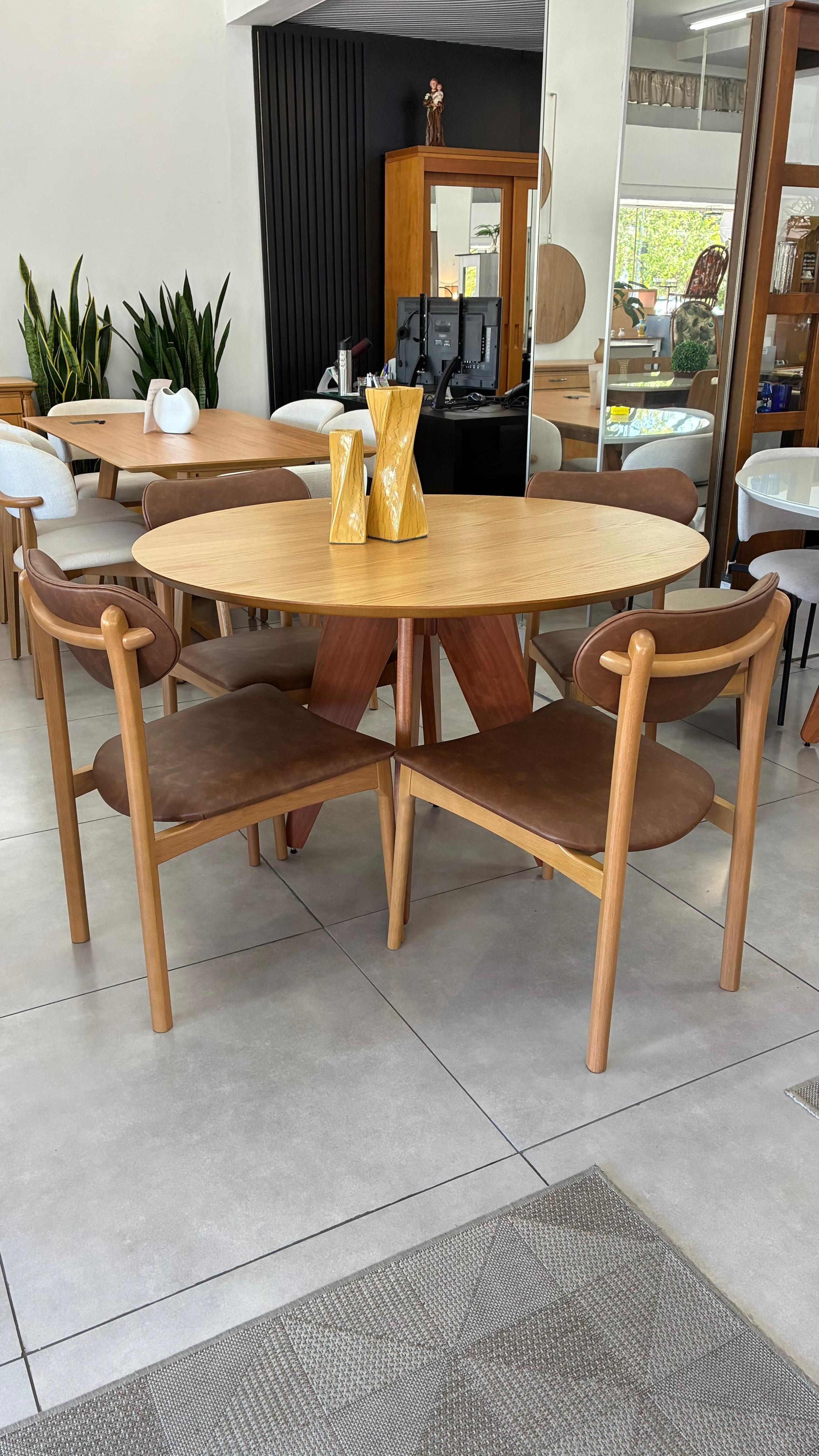 Mesa de jantar redonda de madeira Heitor