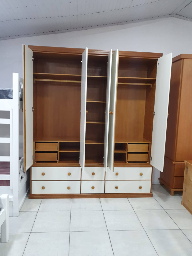 Guarda-roupa de Madeira