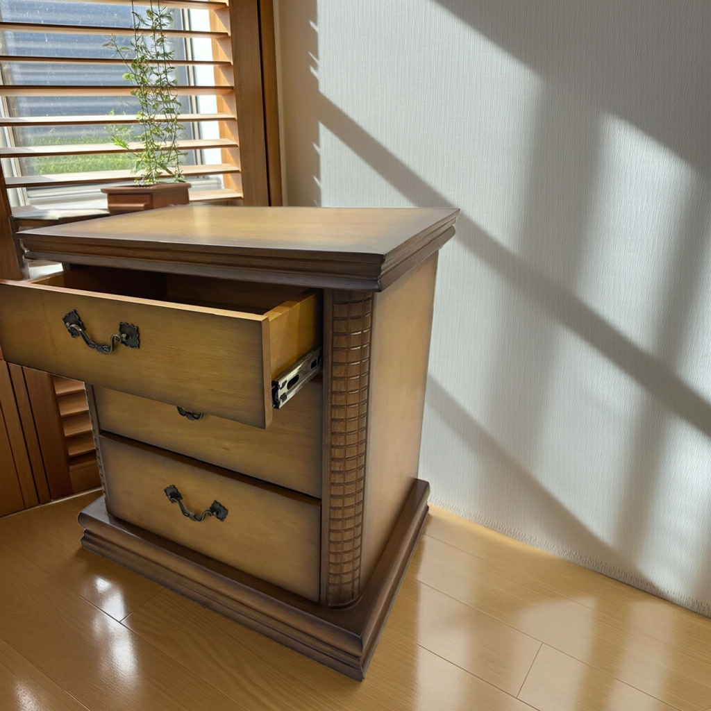 Mesa de Cabeceira de madeira entalhada Aurora