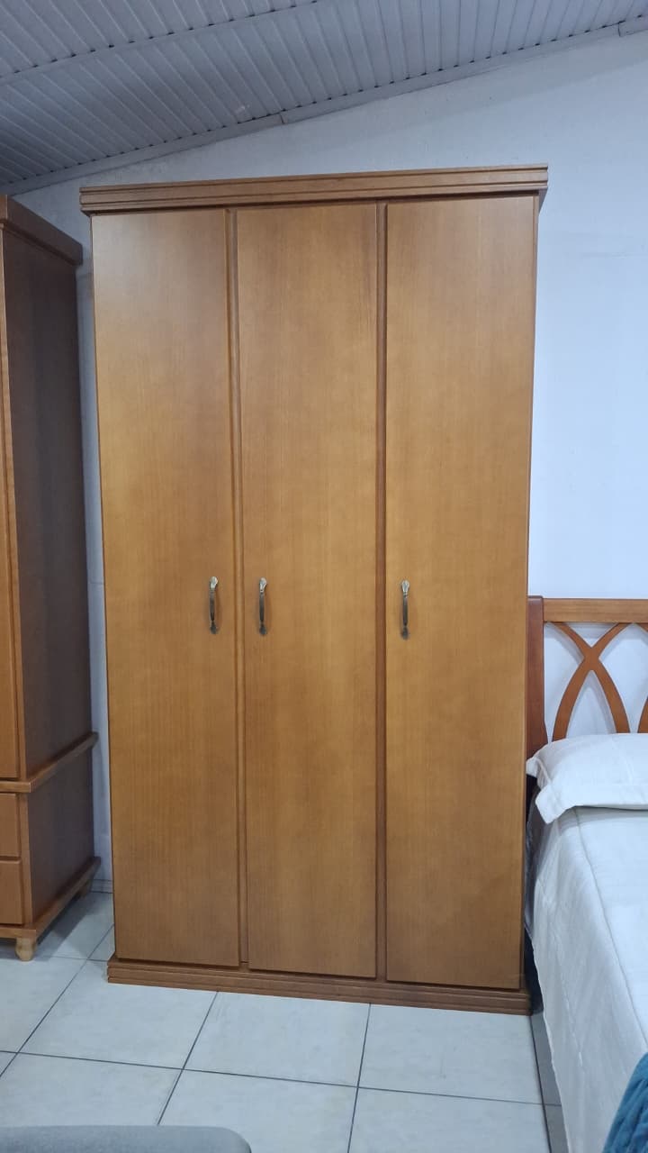 Guarda-roupa de madeira 3 portas Jequitibá