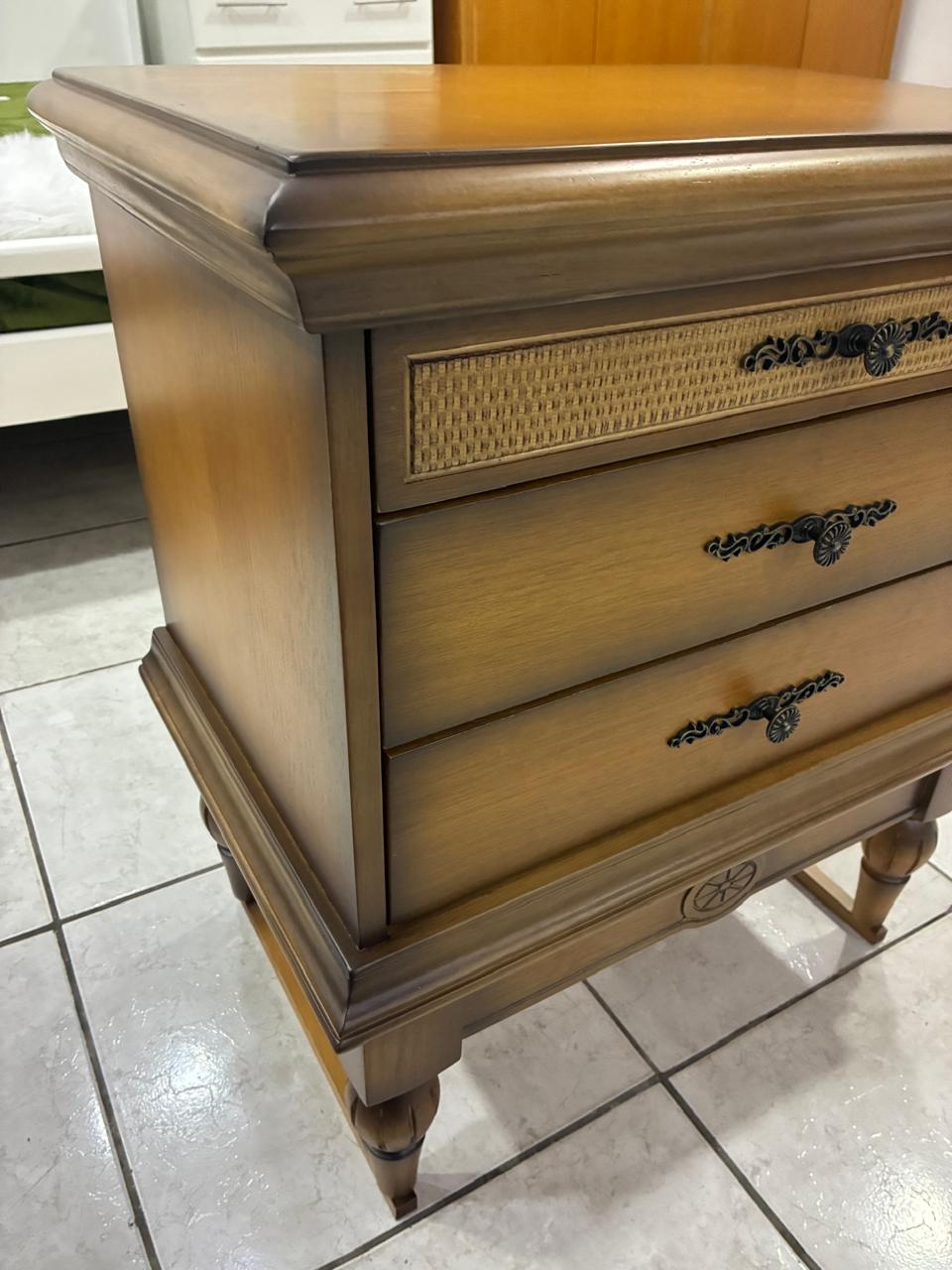 Mesa de cabeceira de madeira maciça Siena