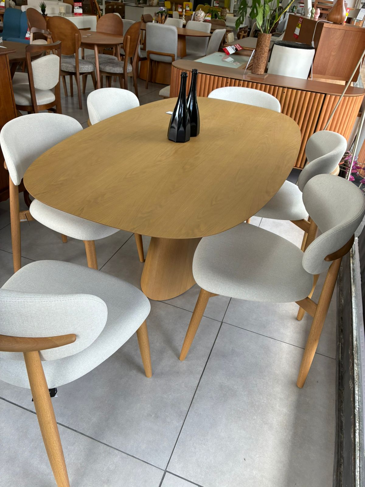 Conjunto de Mesa de jantar de madeira com tampo oval e 6 cadeiras