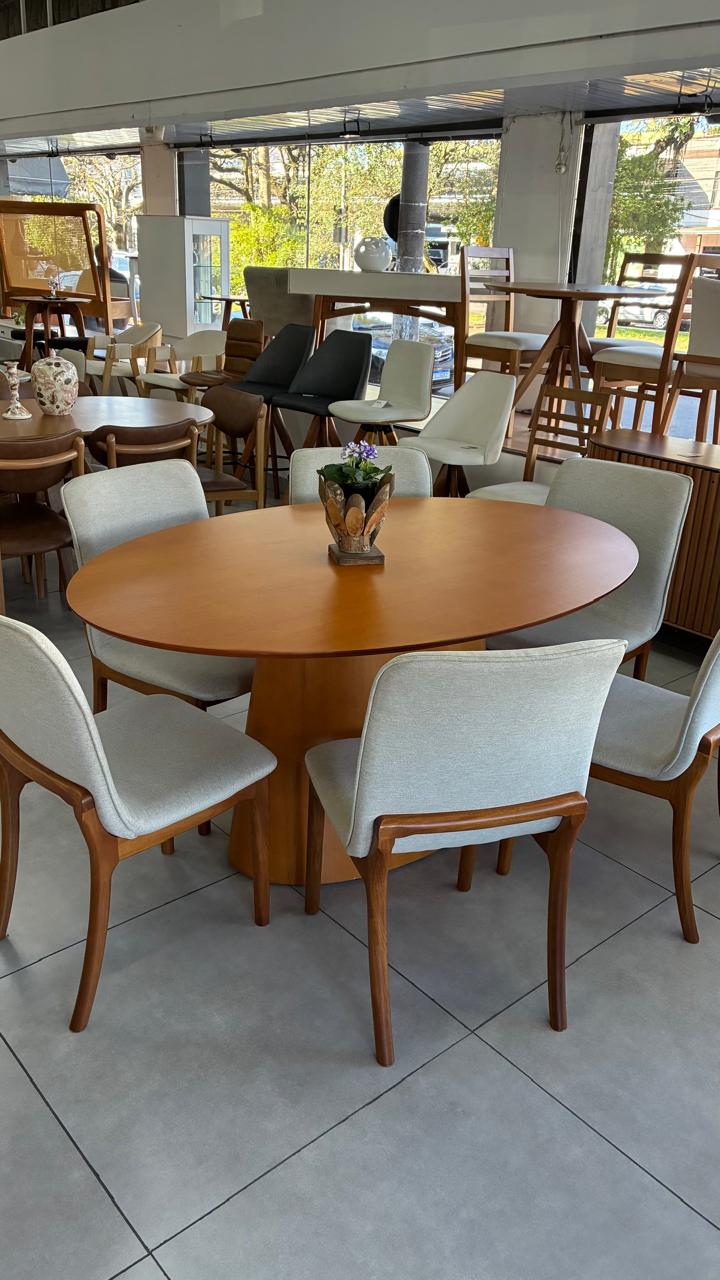 Mesa oval de madeira com 6 cadeiras estofadas Essence