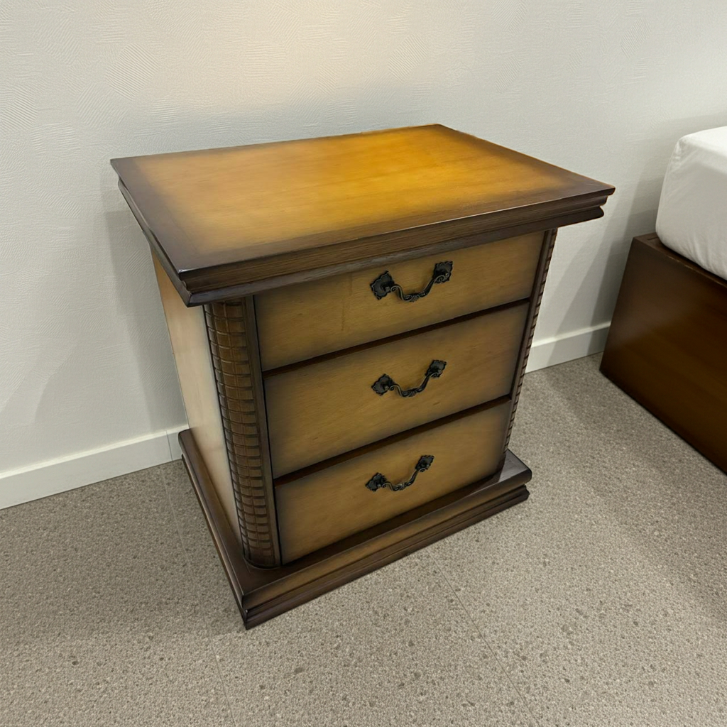 Mesa de Cabeceira de madeira entalhada Aurora