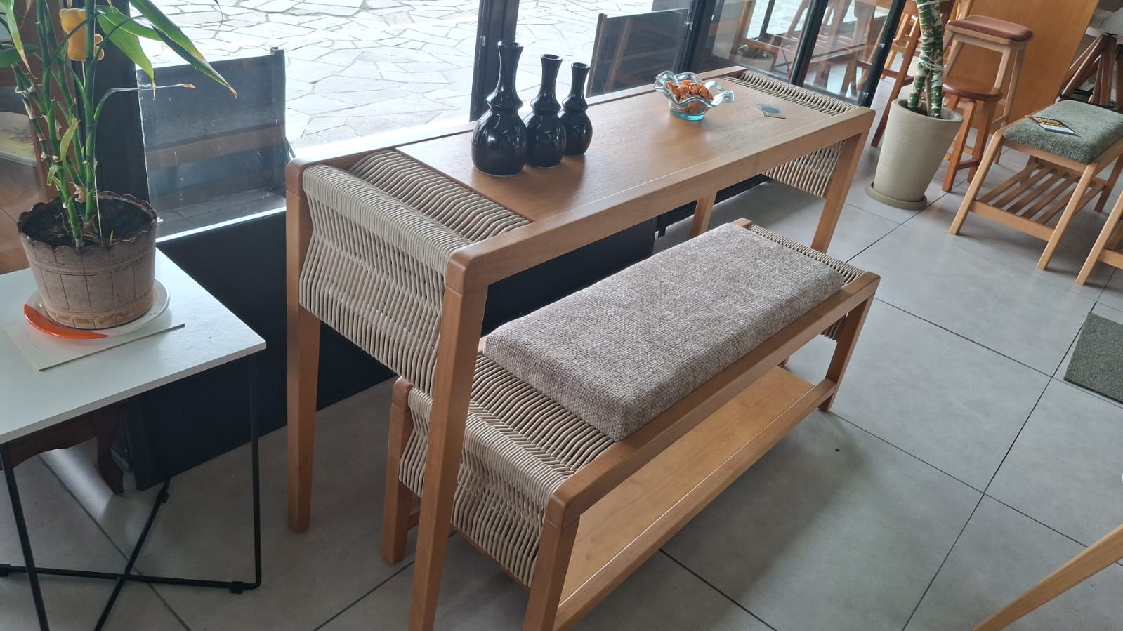 Aparador com banco de madeira com sapateira Cintia