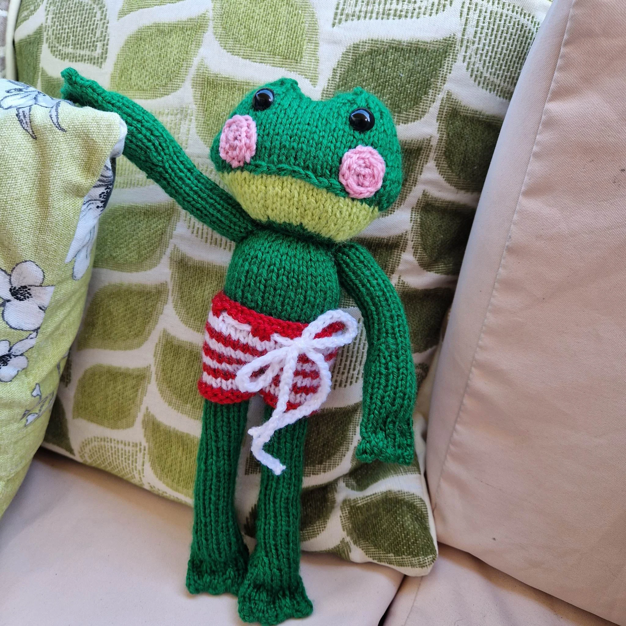 Vintage-Style Froggy Companion Knitting Pattern – Flat-Knit Frog Toy PDF, Easy Cute Plush