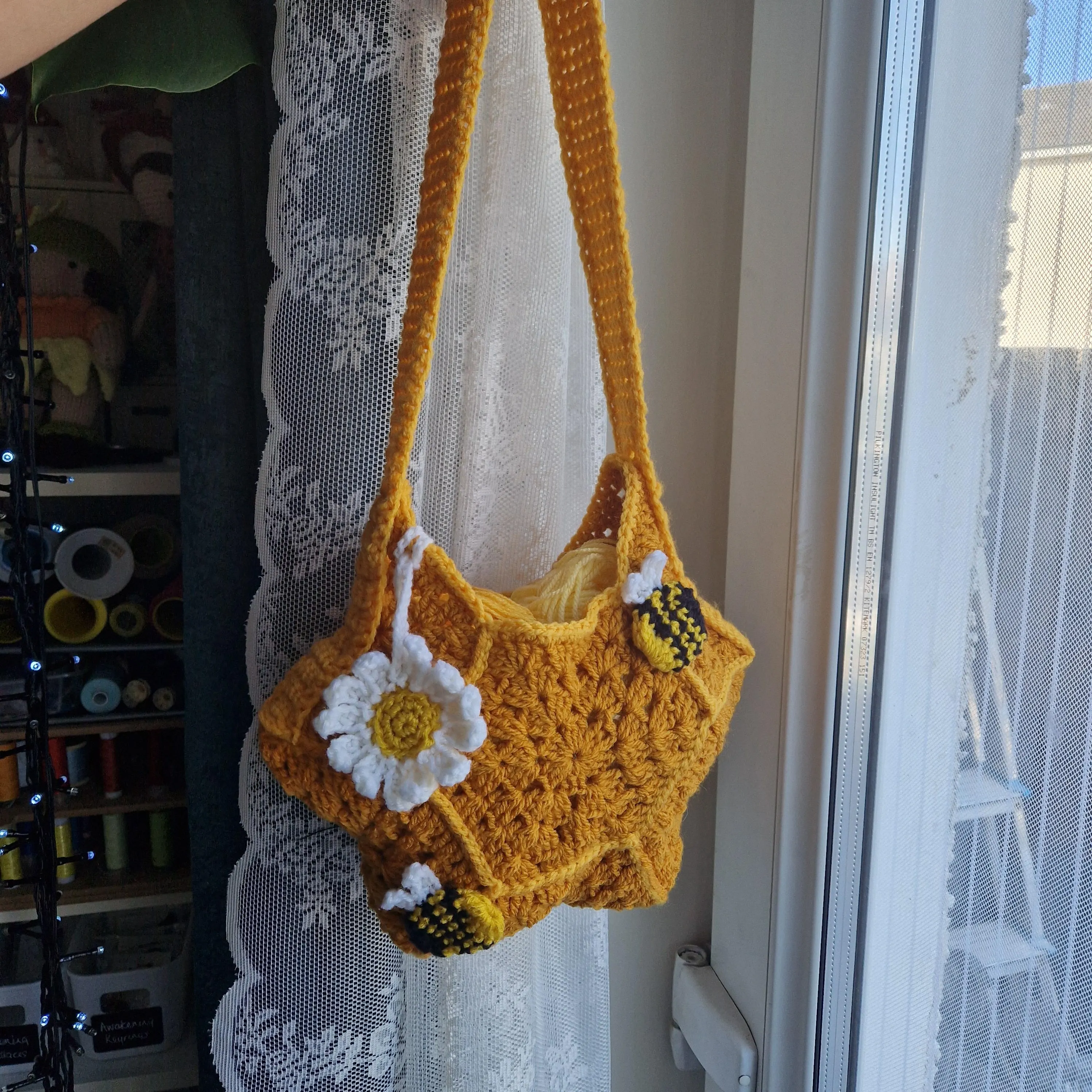Honeycomb and Bee Crochet Bag Pattern PDF – Hexagon Handbag with Daisy & Bee Appliqué – DIY Crochet Pattern