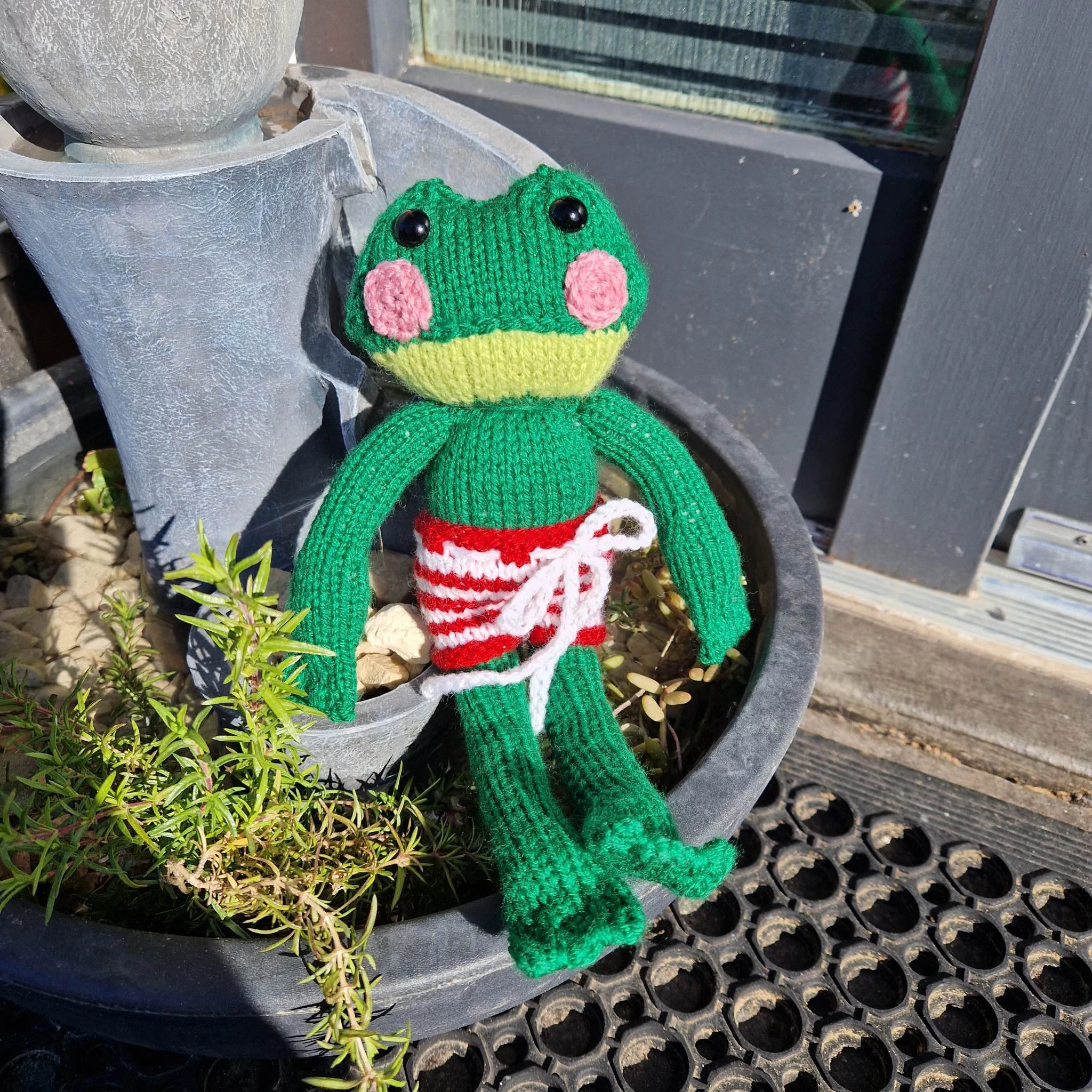Vintage-Style Froggy Companion Knitting Pattern – Flat-Knit Frog Toy PDF, Easy Cute Plush