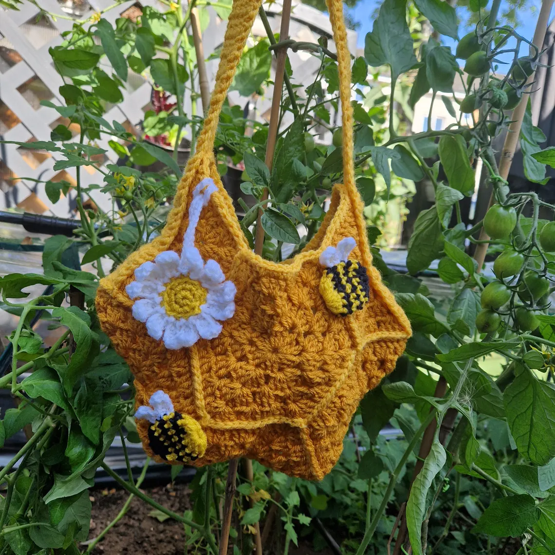 Handmade Crochet Honeycomb & Bee Shoulder Bag – Nature Inspired Handbag with Daisy Charm – Unique Gift for Bee Lovers