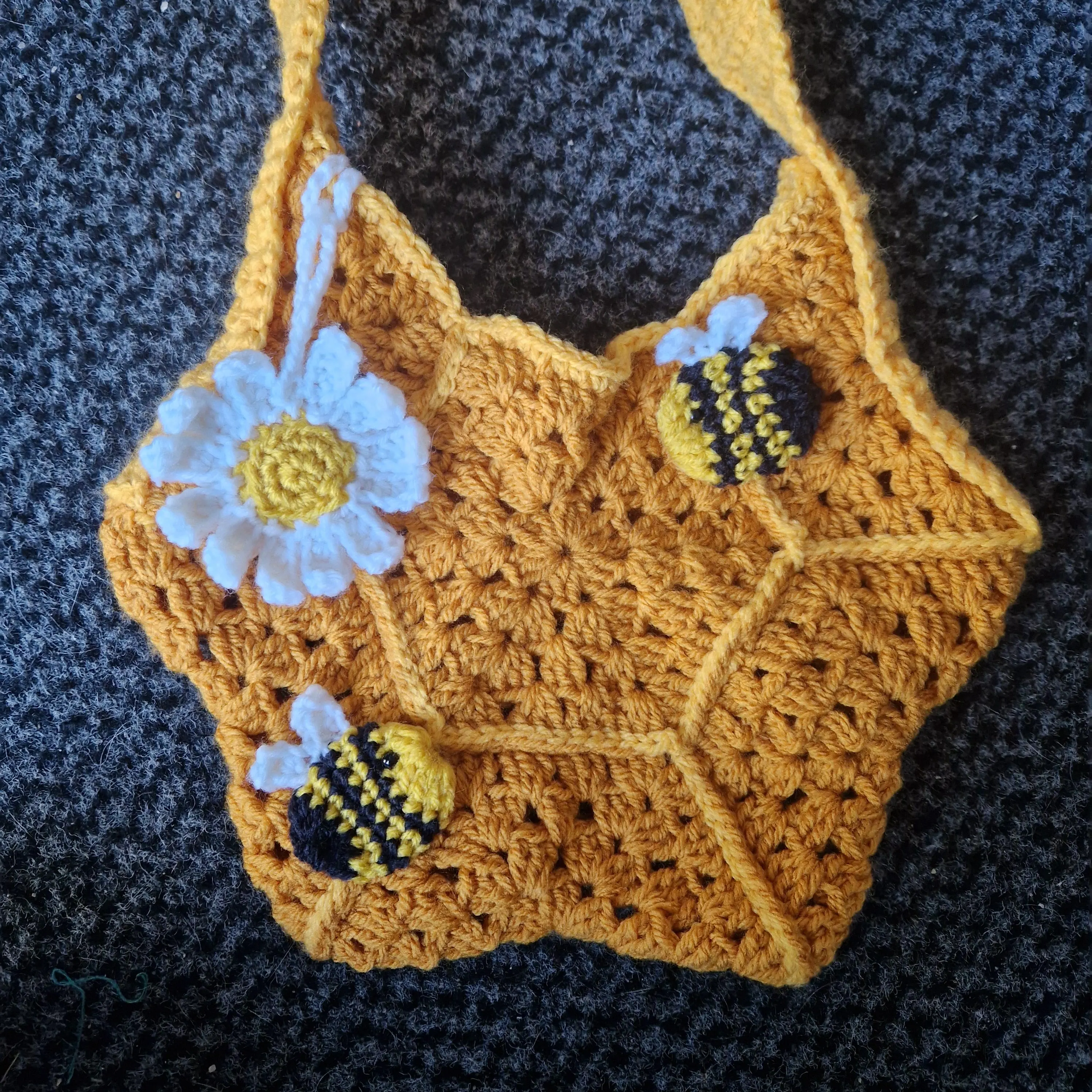 Honeycomb and Bee Crochet Bag Pattern PDF – Hexagon Handbag with Daisy & Bee Appliqué – DIY Crochet Pattern