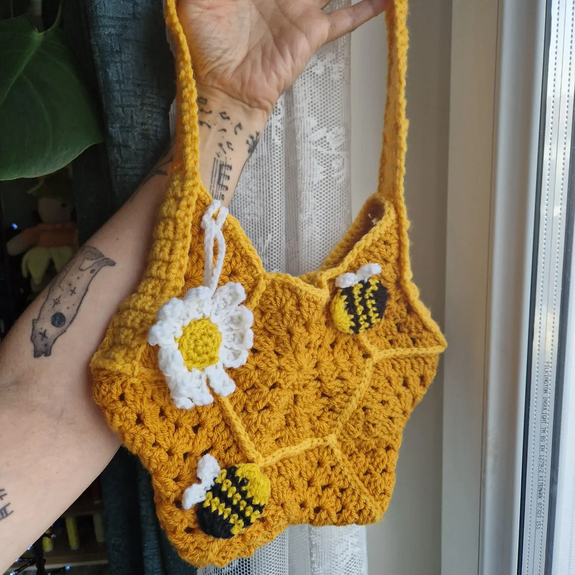 Handmade Crochet Honeycomb & Bee Shoulder Bag – Nature Inspired Handbag with Daisy Charm – Unique Gift for Bee Lovers