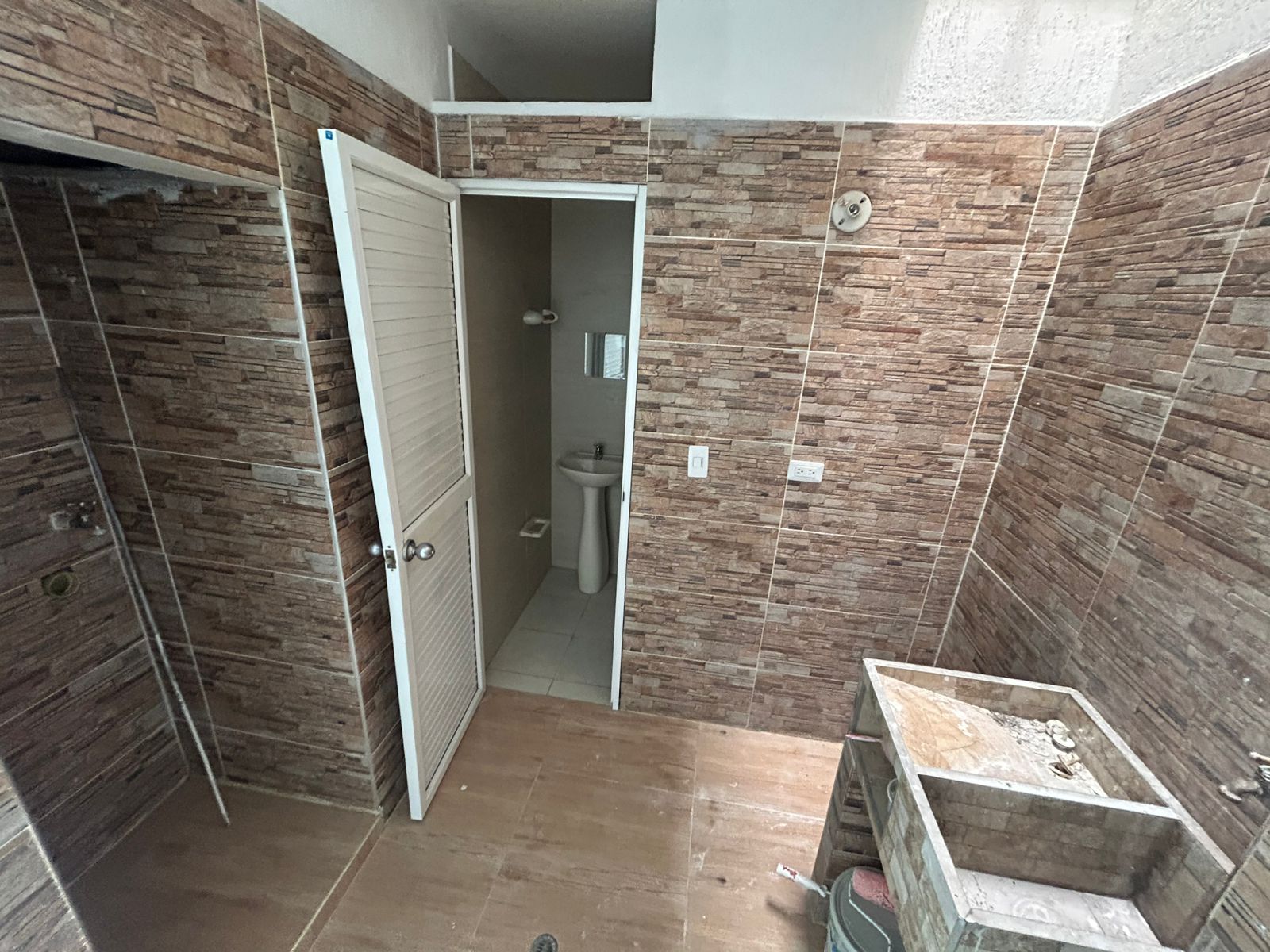 APARTAMENTO CANEY 2DO PISO