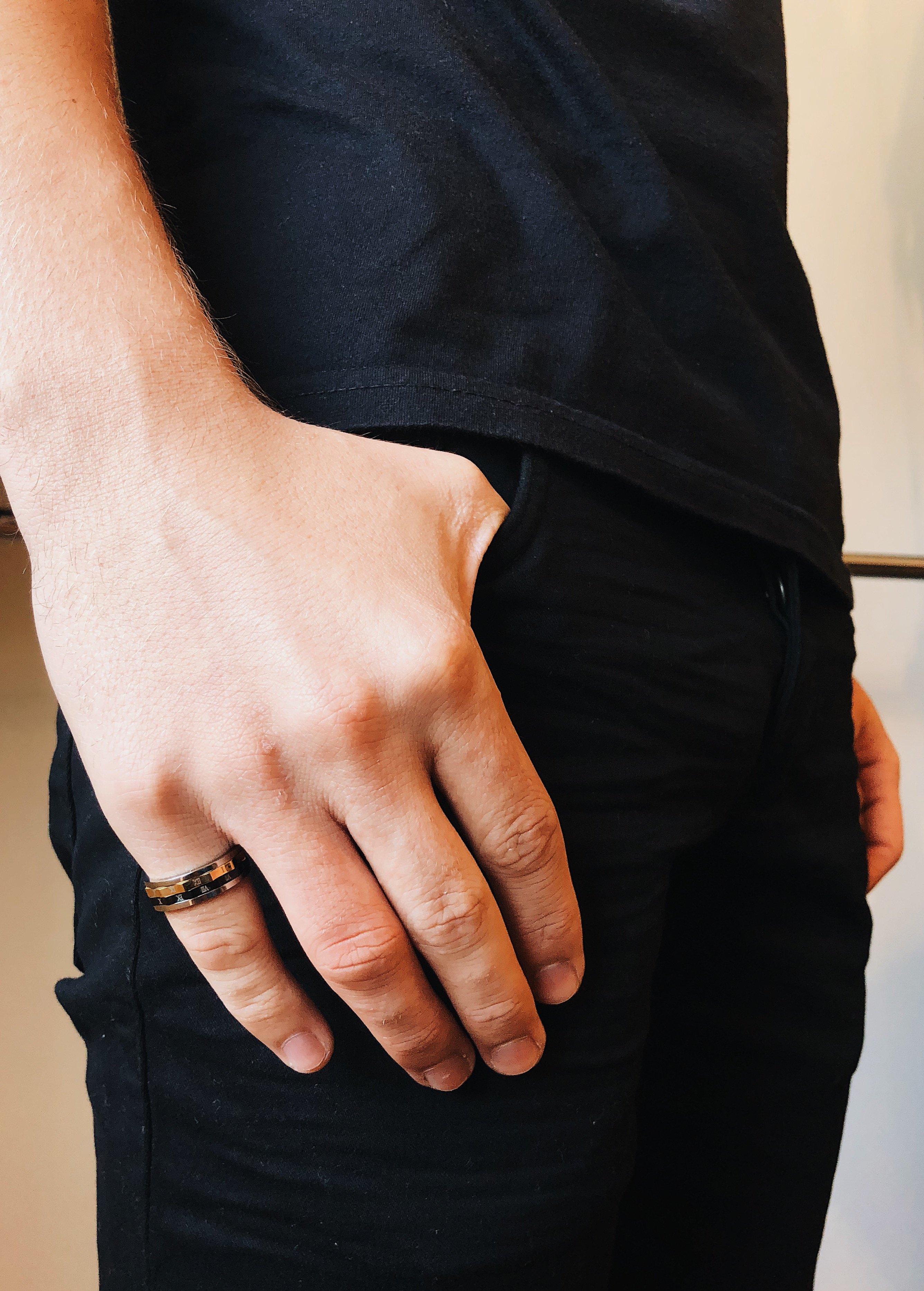 ANEL DE AÇO INOX E SÍMBOLOS EM ALGORISMOS ROMANOS GIRATÓRIOS