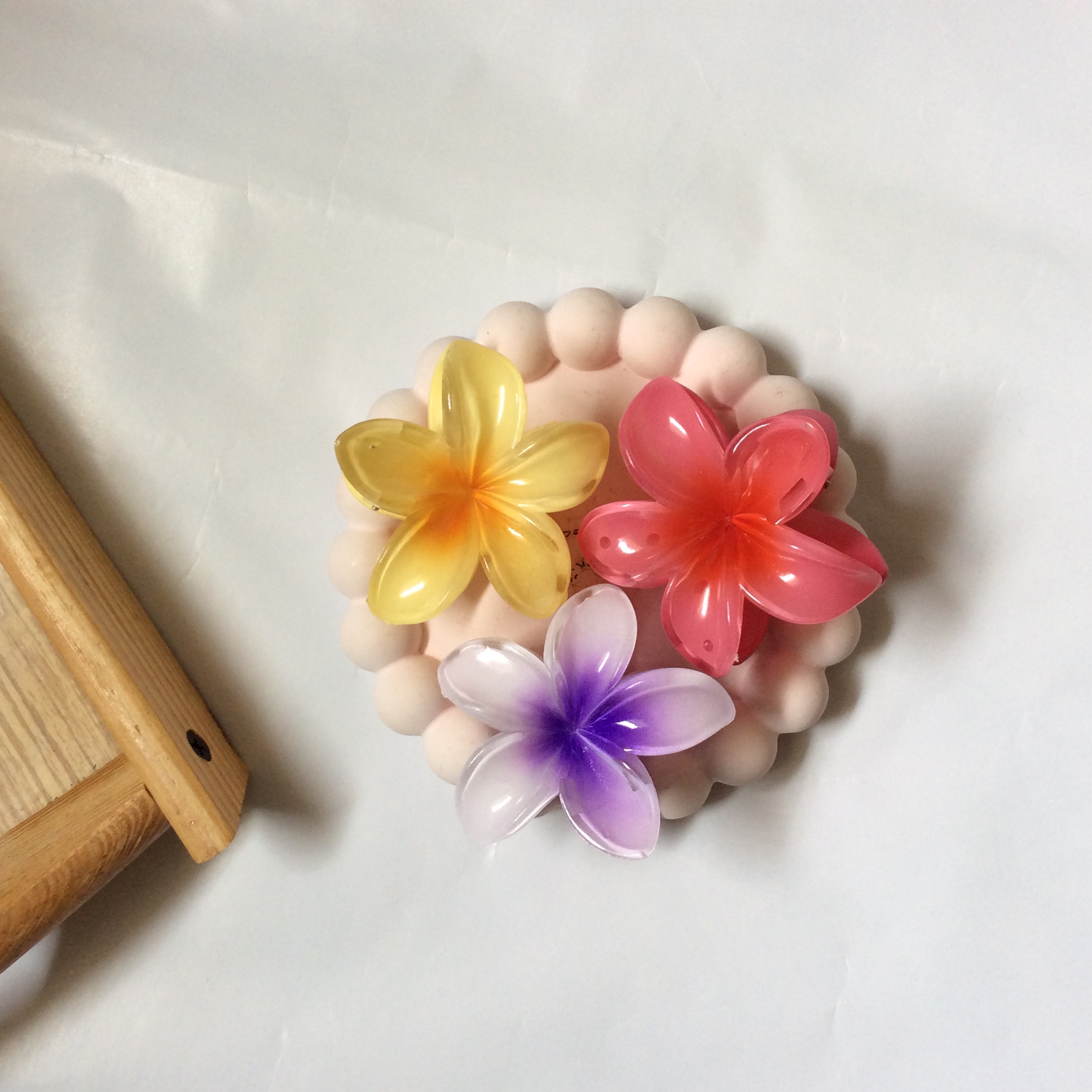 Medium flower claw clips (pack of 3 random colors)