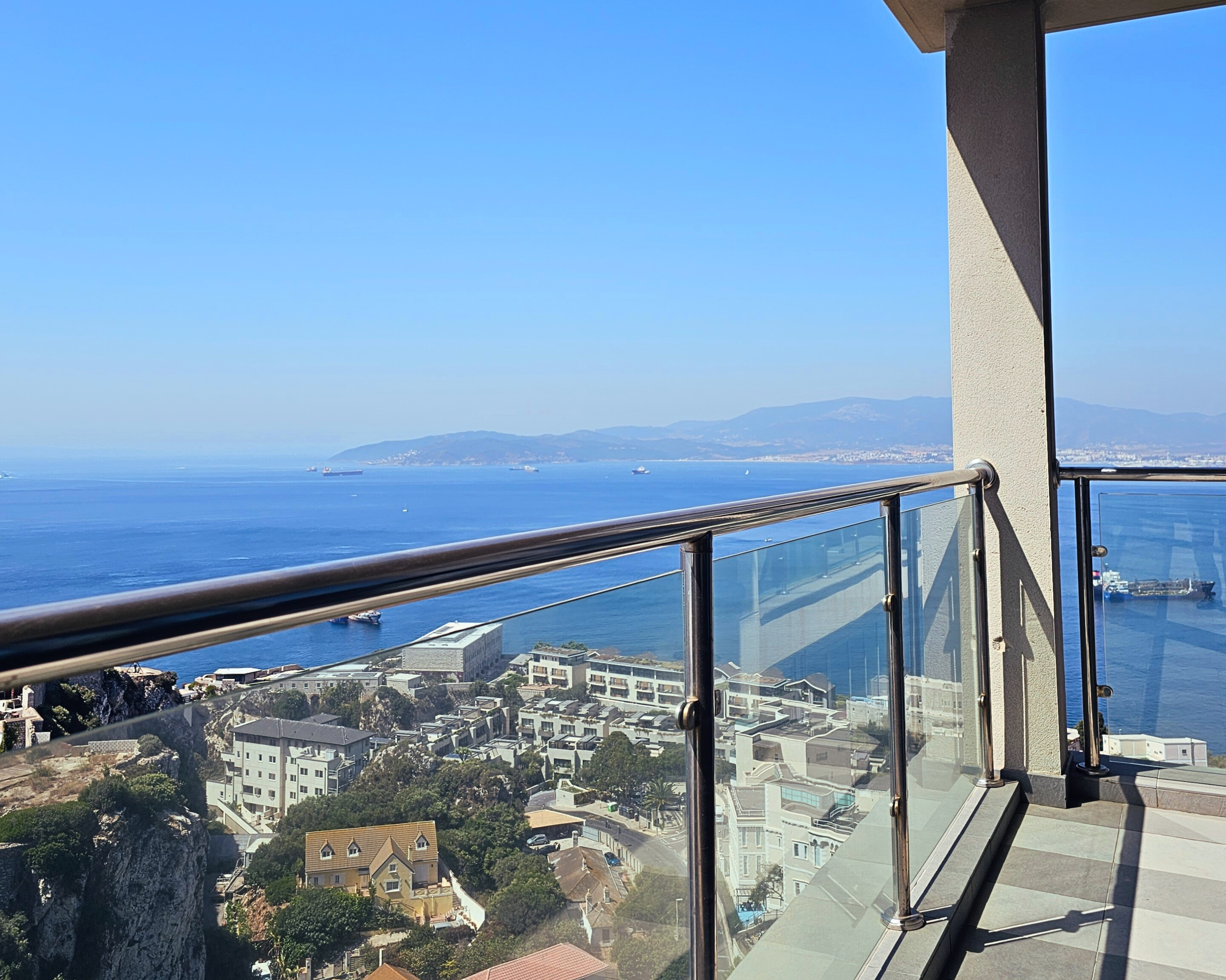 CLIFFTOP HOUSE Three Bedroom, Three Bathroom