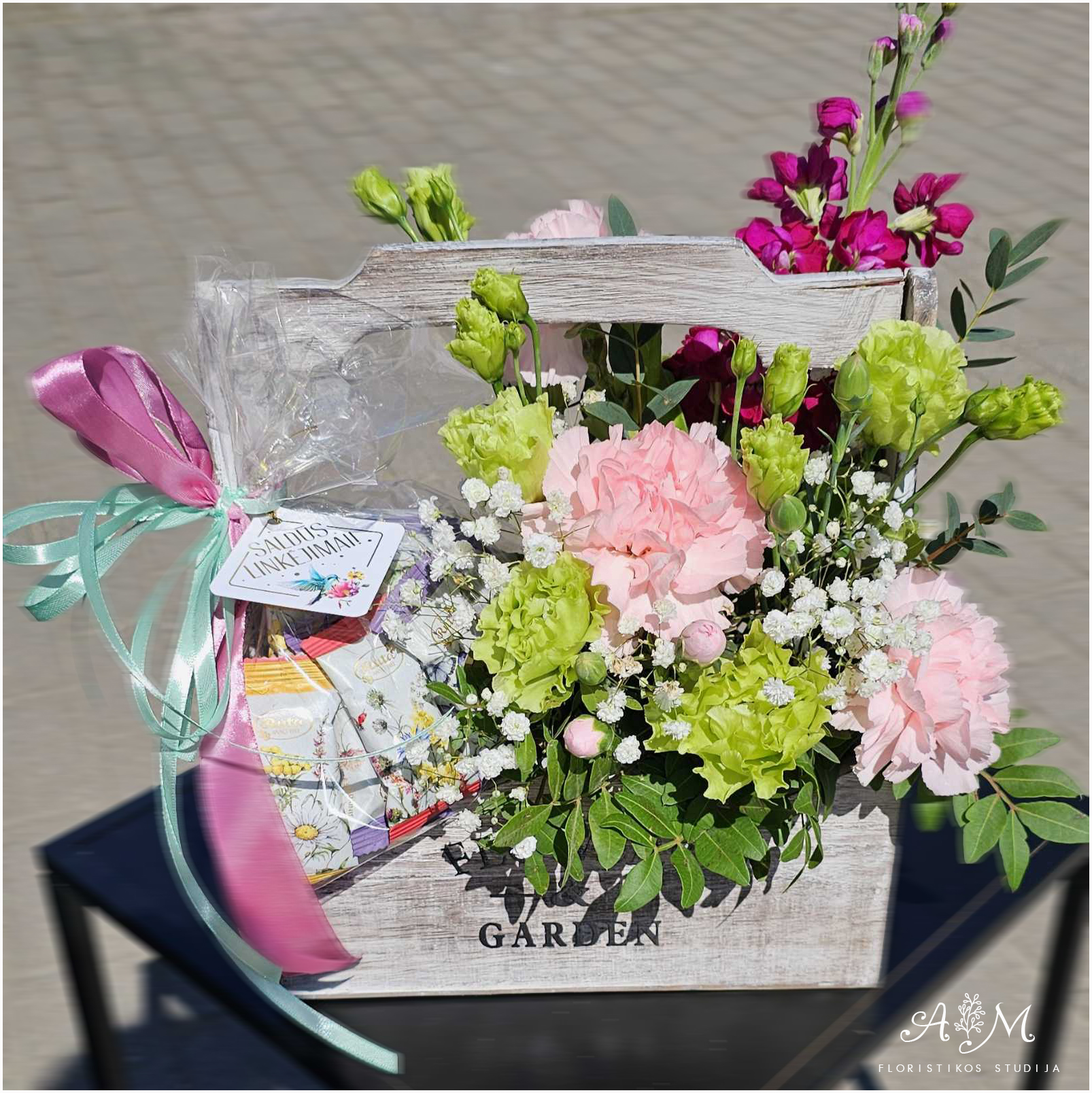 Gėlių kompozicija medinėje dėžutėje