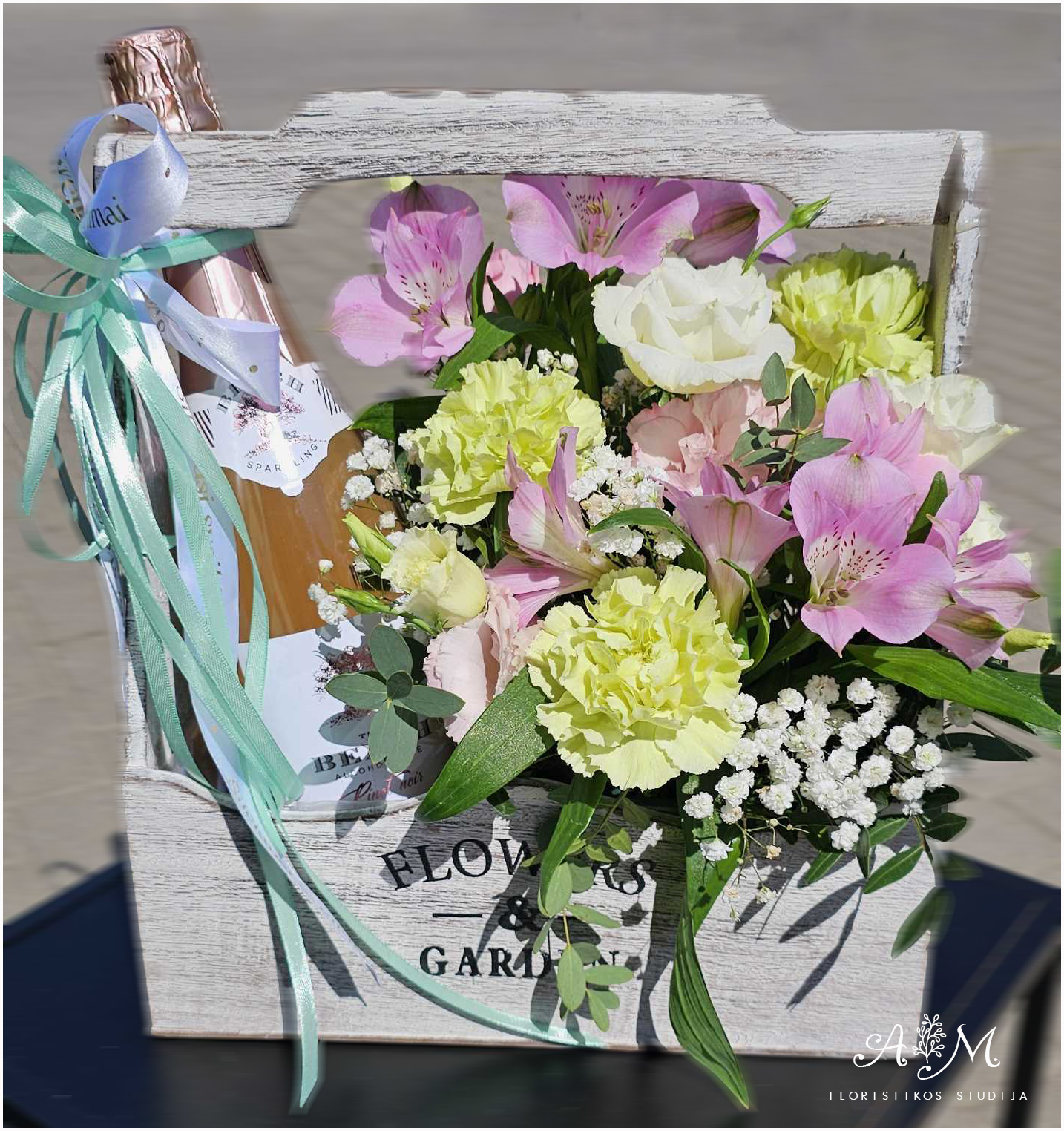 Gėlių ir putojančio vyno dovana