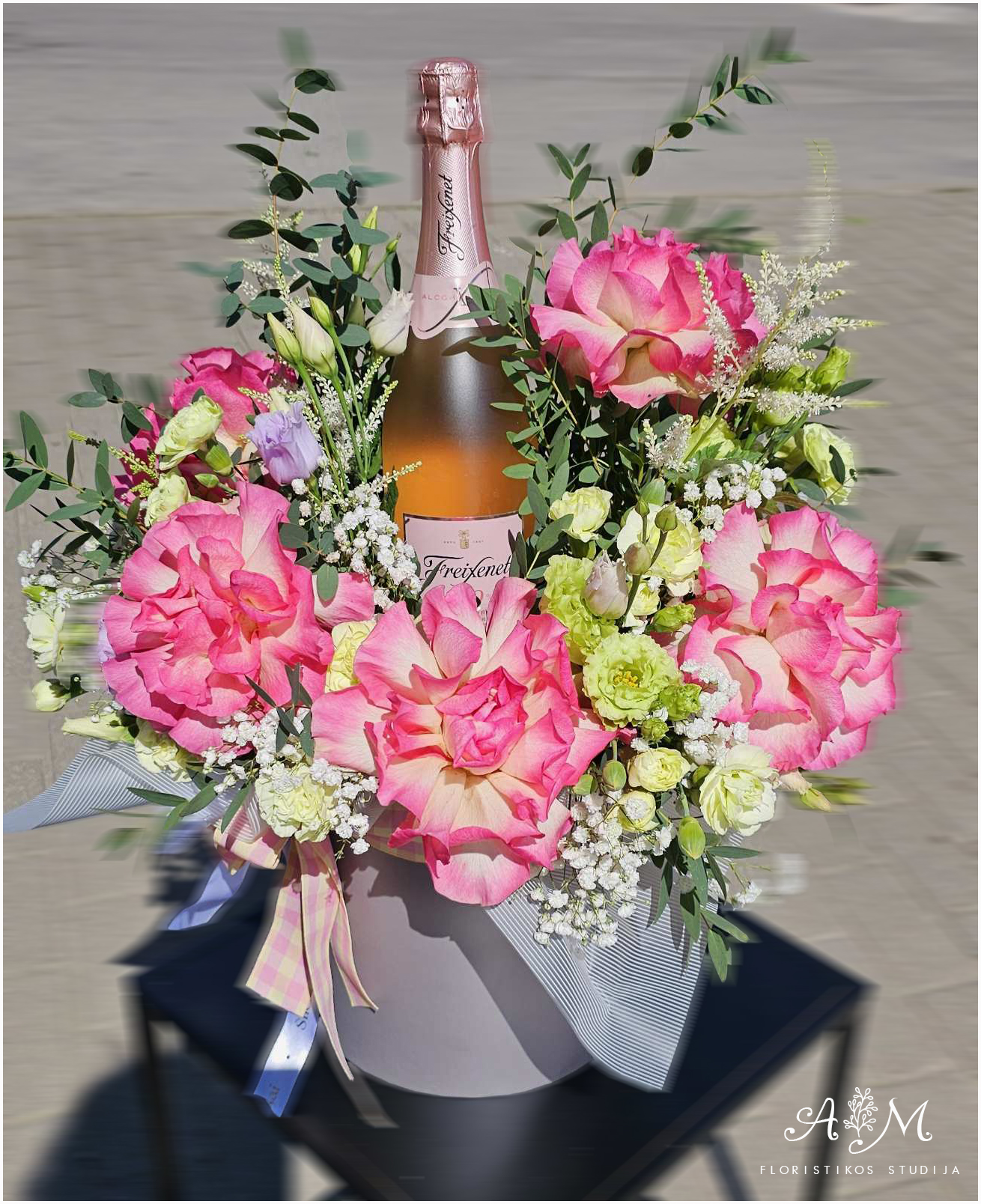 Gėlių kompozicija su putojančiu vynu