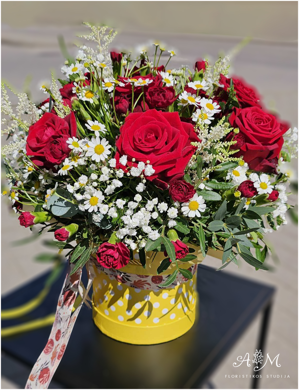 Gėlių puokštė žavingame geltoname kibiriuke