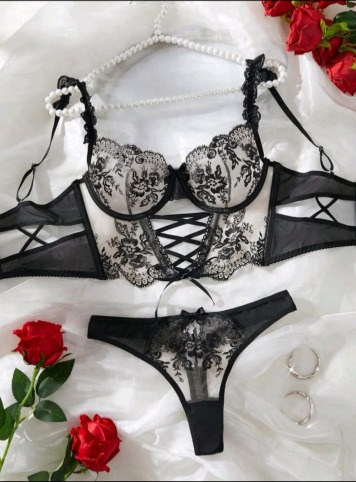 Conjunto de lencería negra con encaje