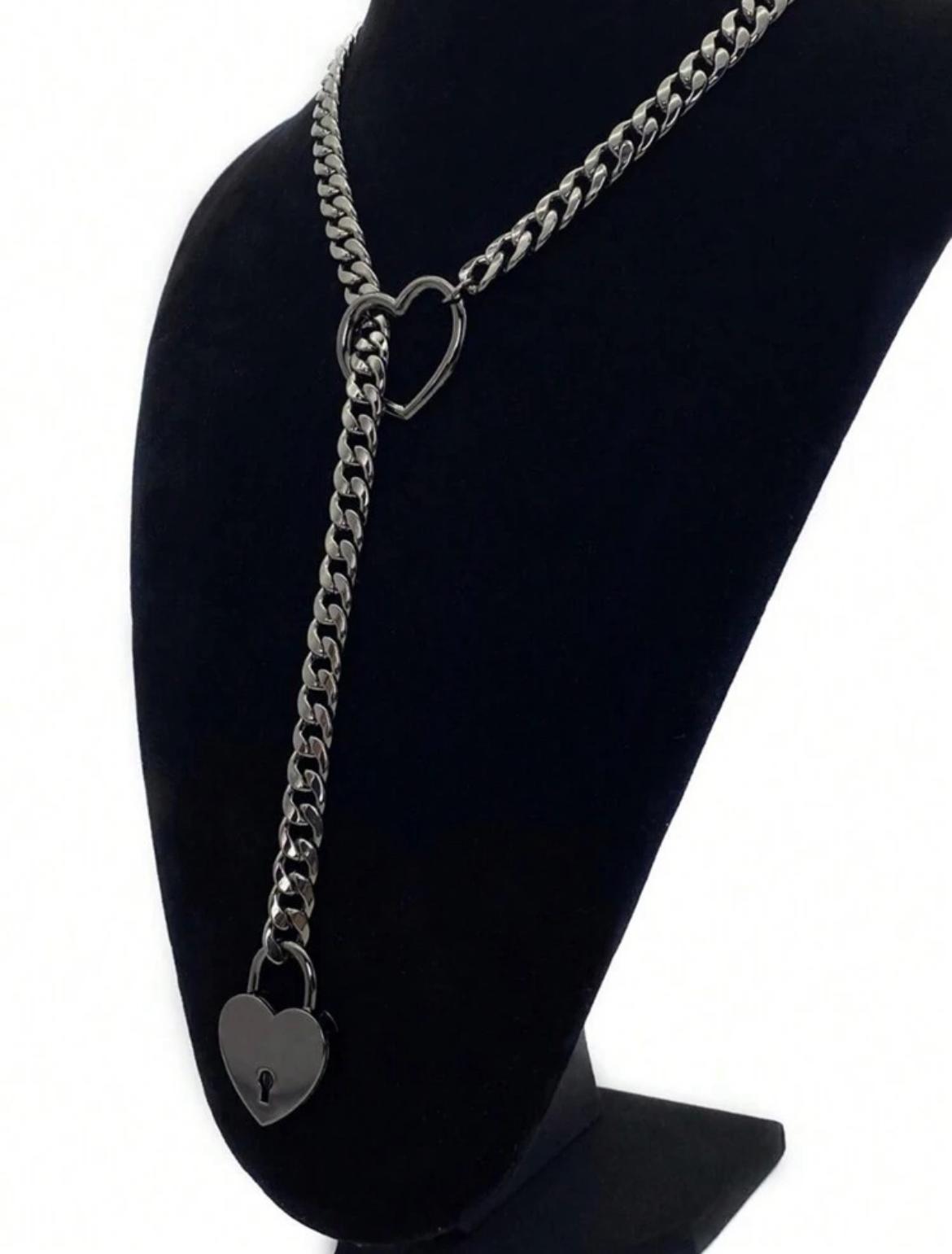 Collar de cadena con corazón y candado