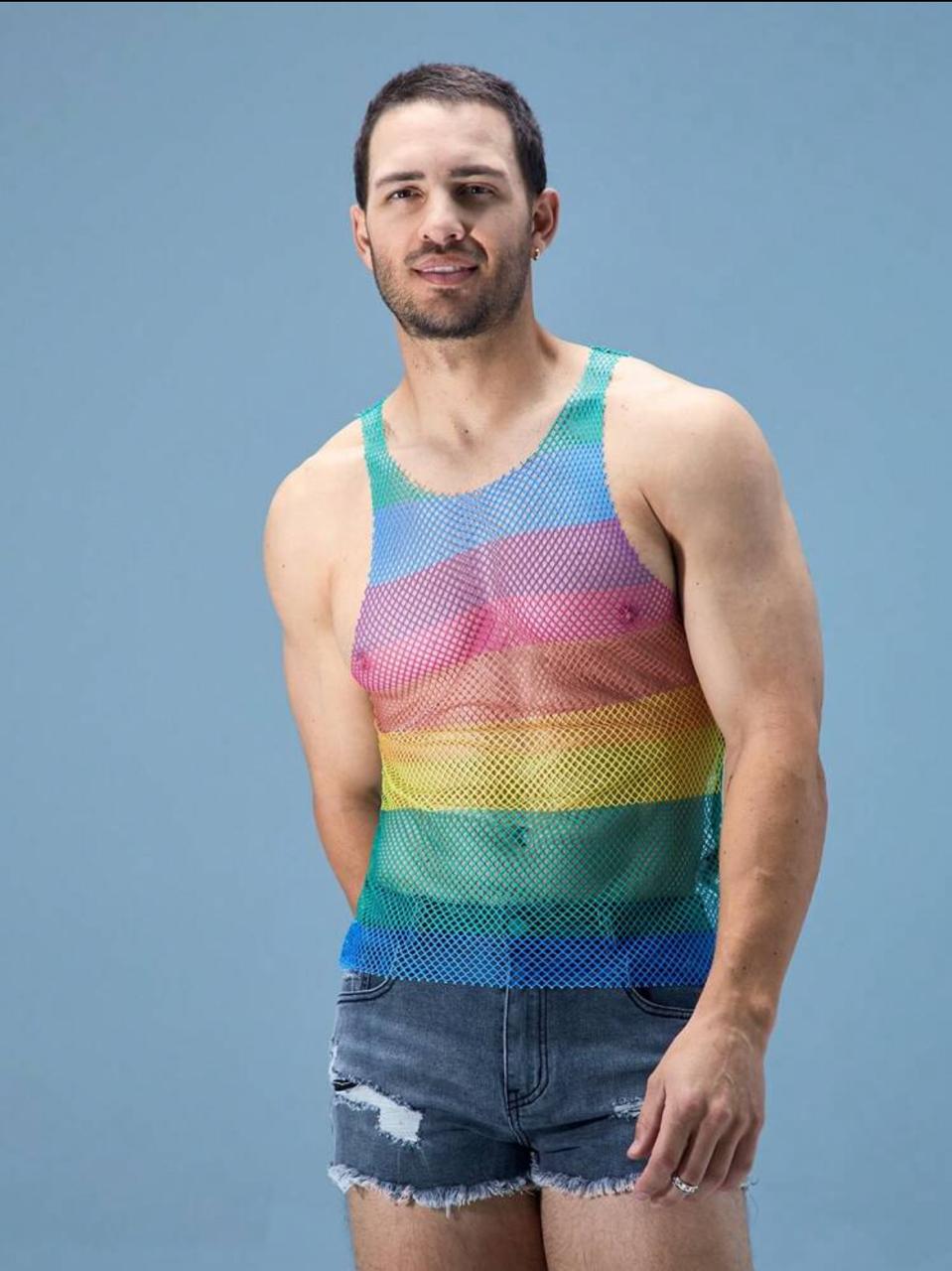 Camiseta de malla arcoíris