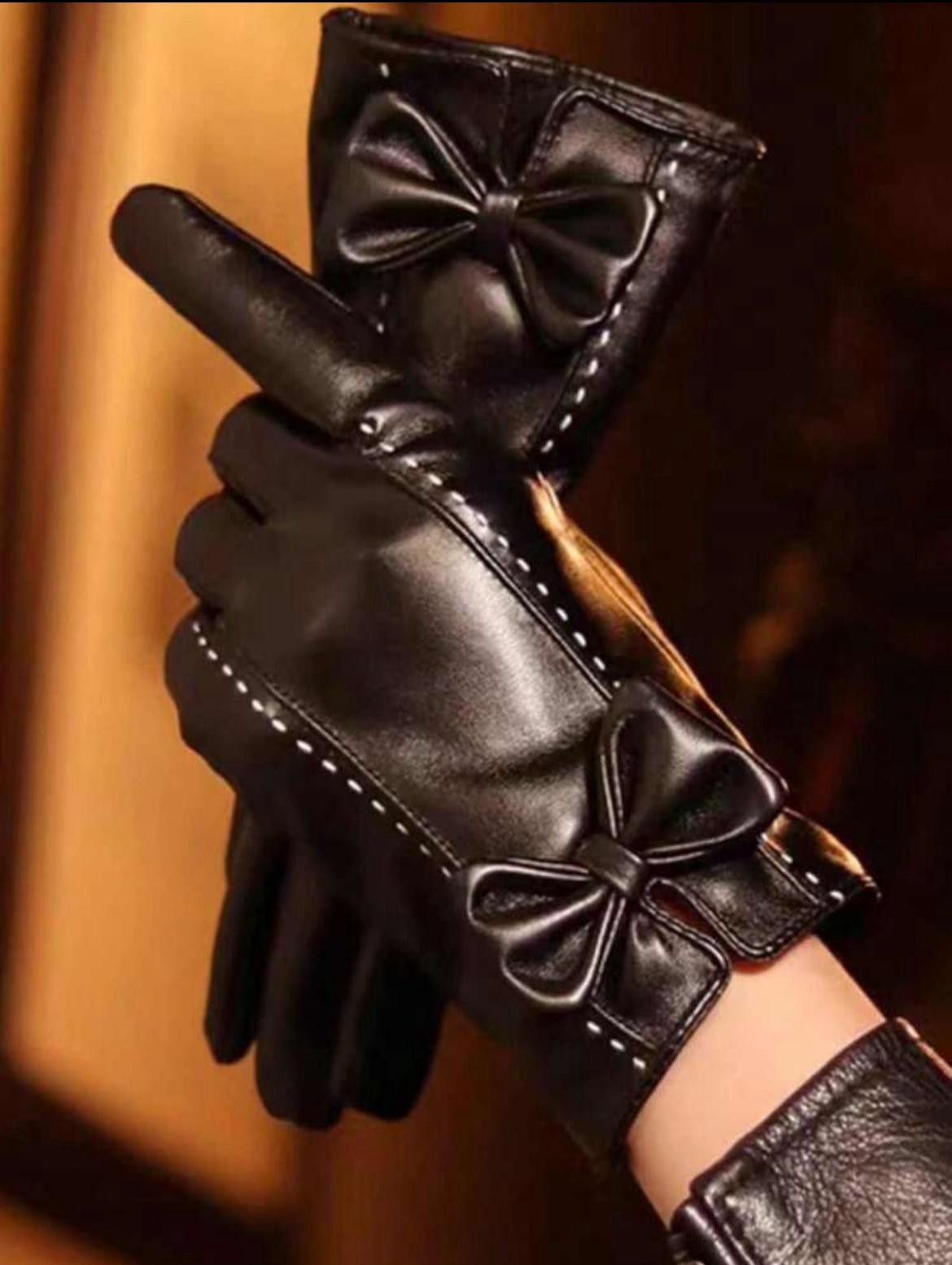 Guantes de cuero negro con lazo