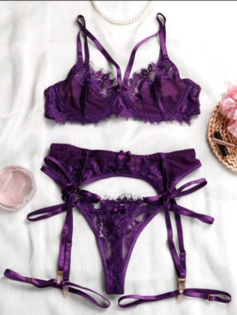 Conjunto de lencería violeta
