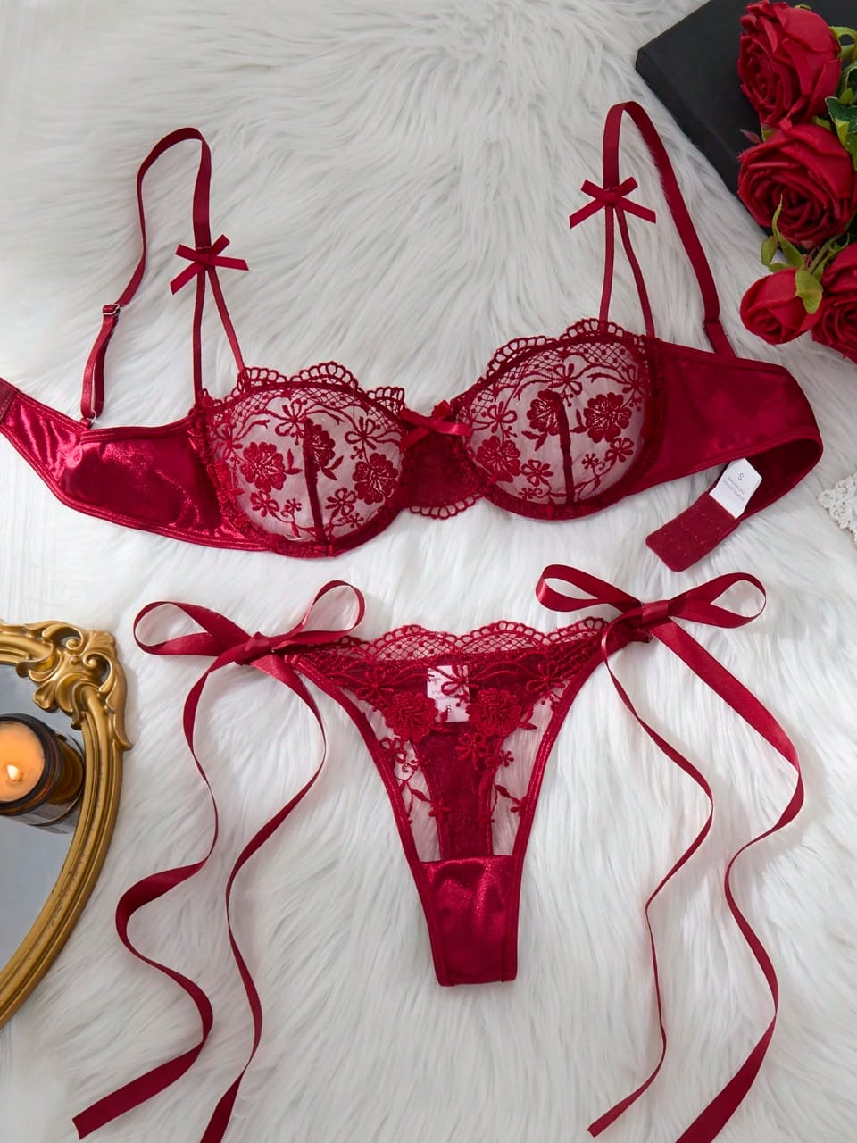 Conjunto de lencería rojo con encaje