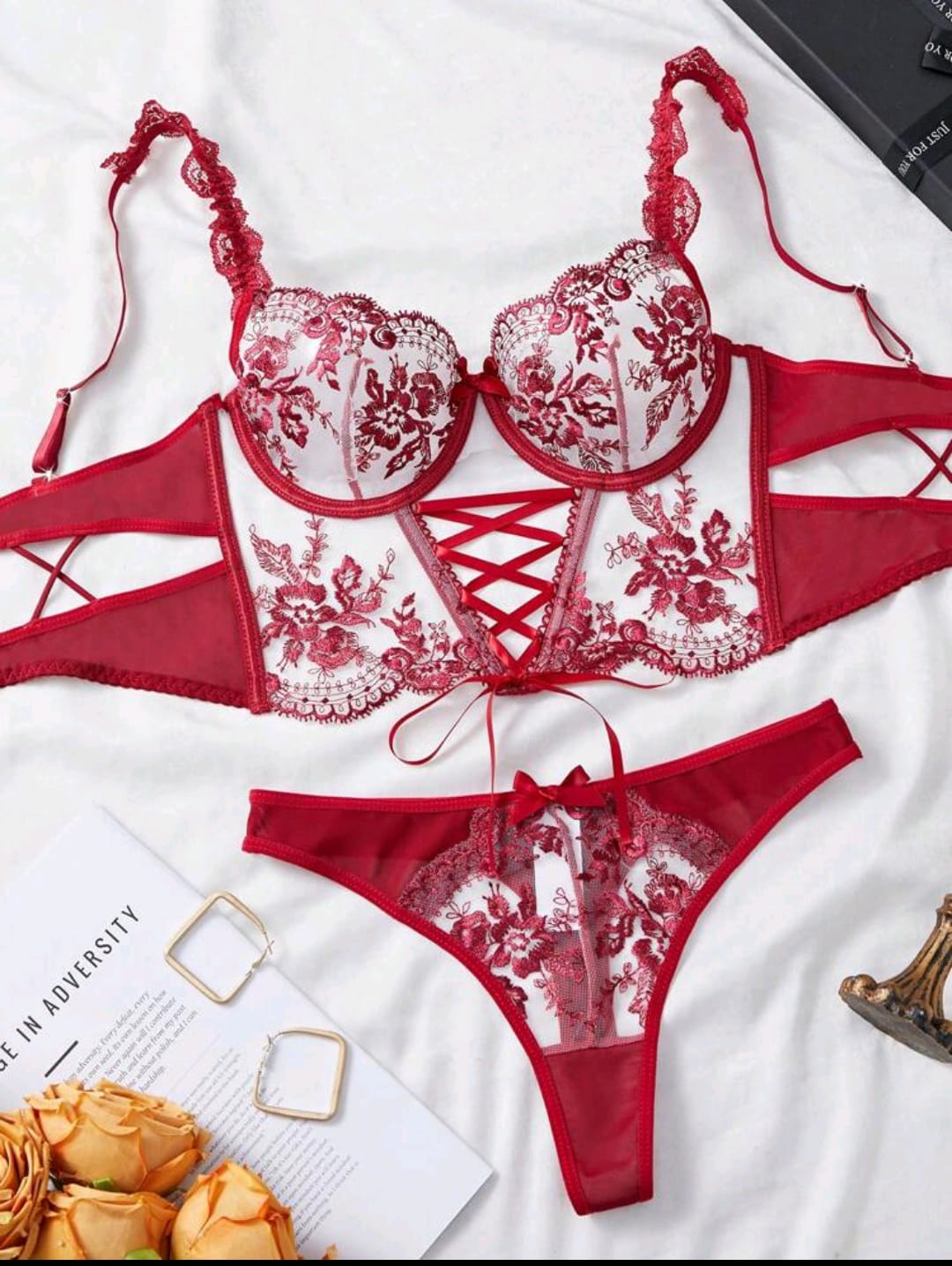 Conjunto de lencería rojo bordado