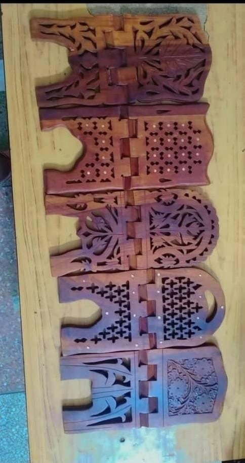 Handcrafted Wooden Book Stands : ہاتھ سے تیار کردہ لکڑی کے کتاب کے اسٹینڈز