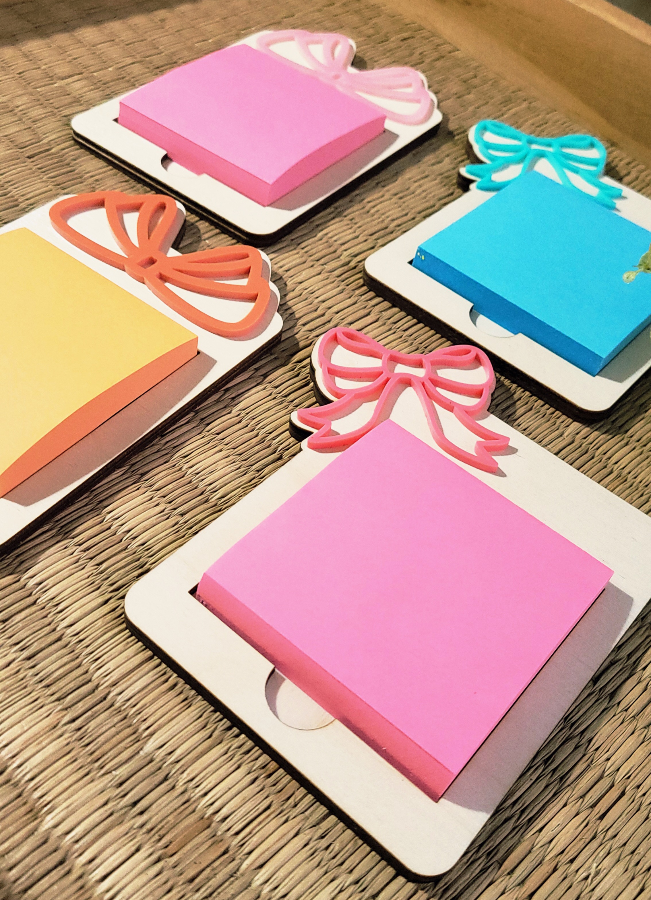 Bow holder for Sticky Note Pads