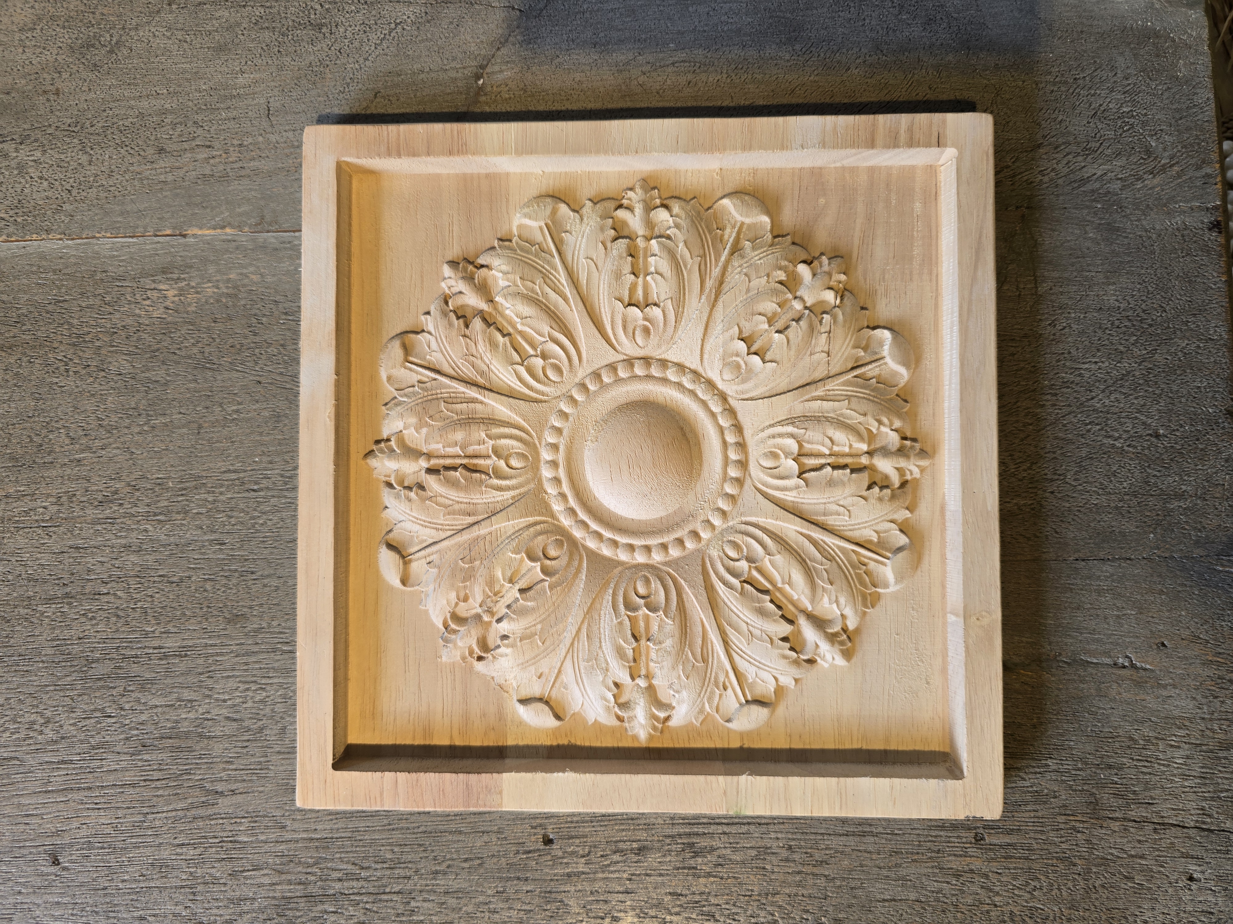 Aplique decorativo de madera tallada