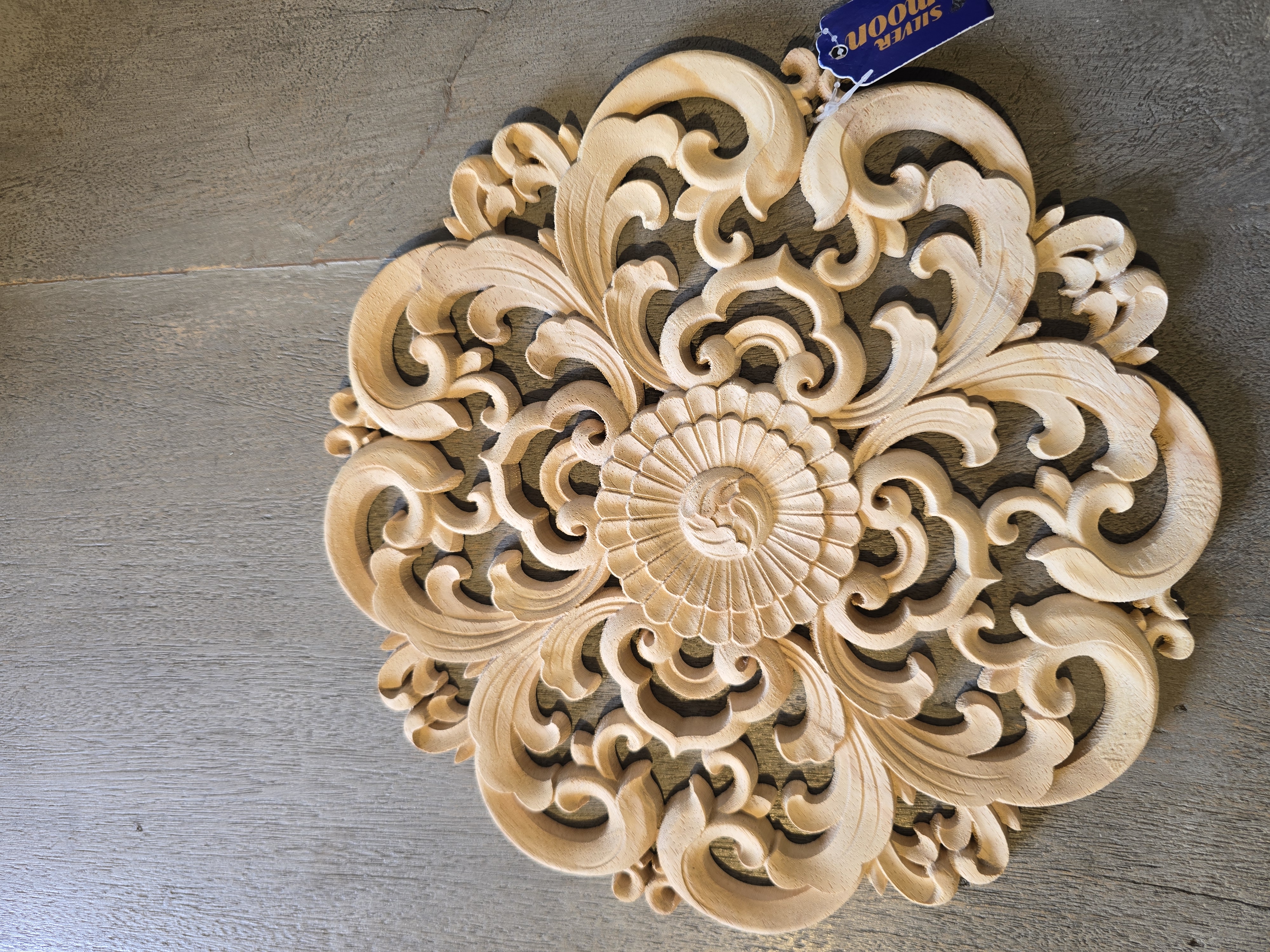 Rosetón decorativo de madera tallada