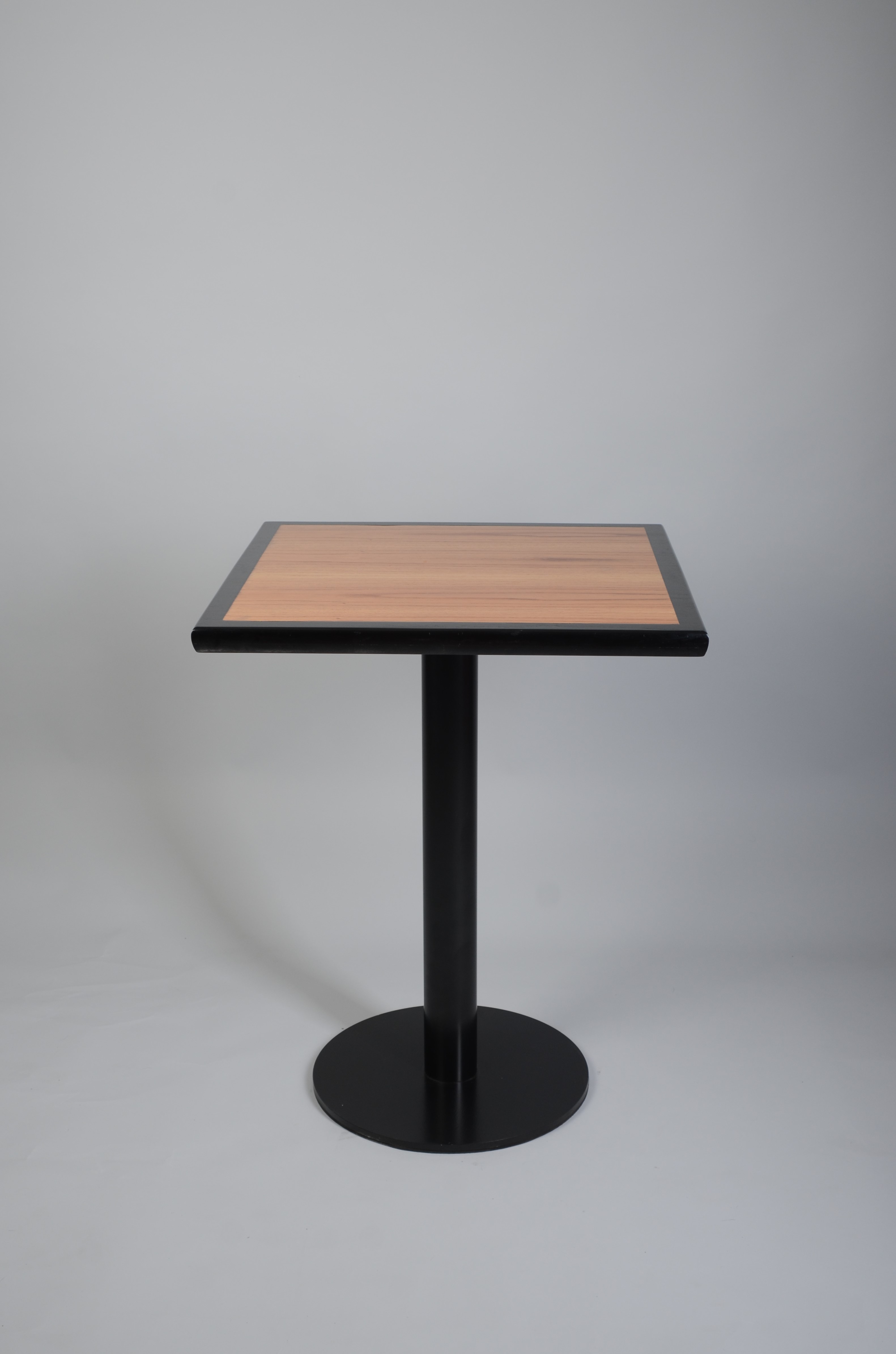 Mesa cuadrada de madera
