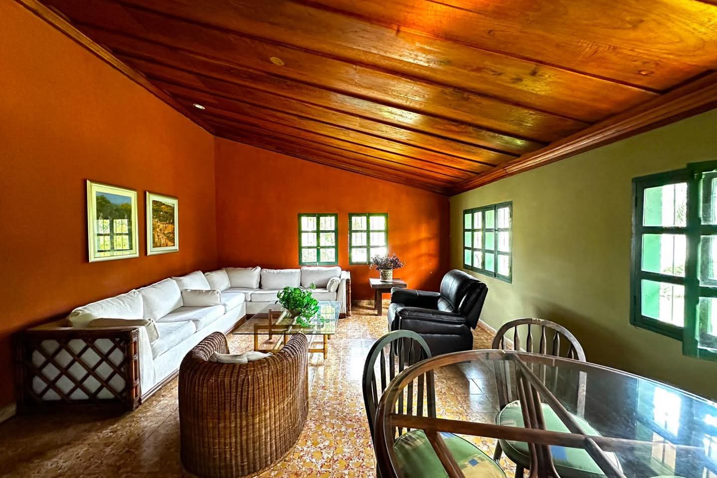 AHUACHAPAN APANECA FRENTE A PARQUE CENTRAL