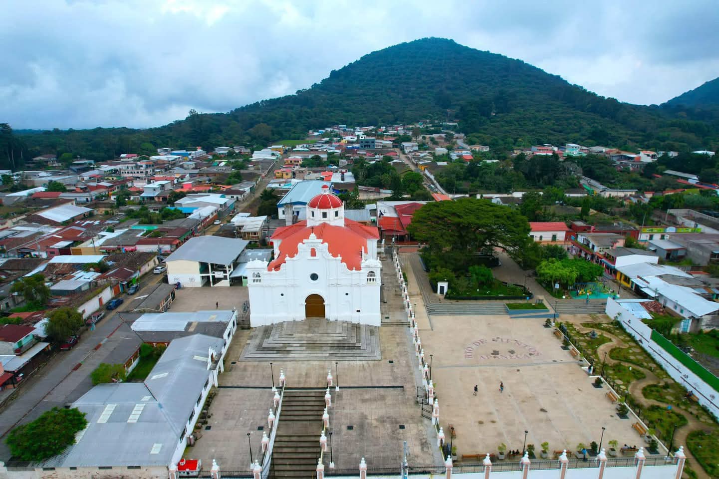 AHUACHAPAN APANECA FRENTE A PARQUE CENTRAL