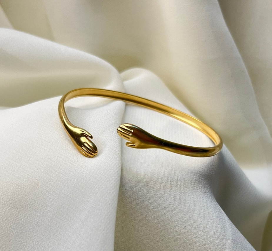 Hug cuff