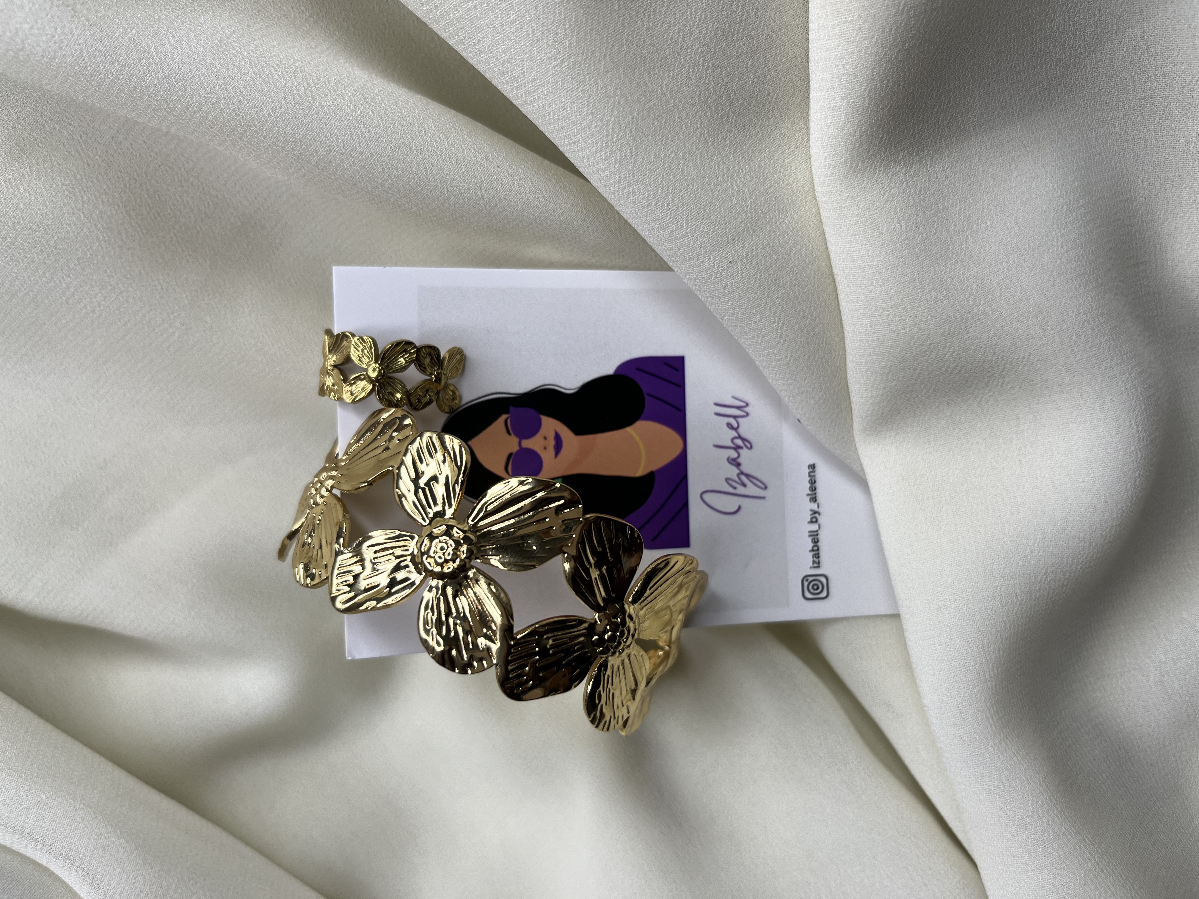 Floral bangle with ring