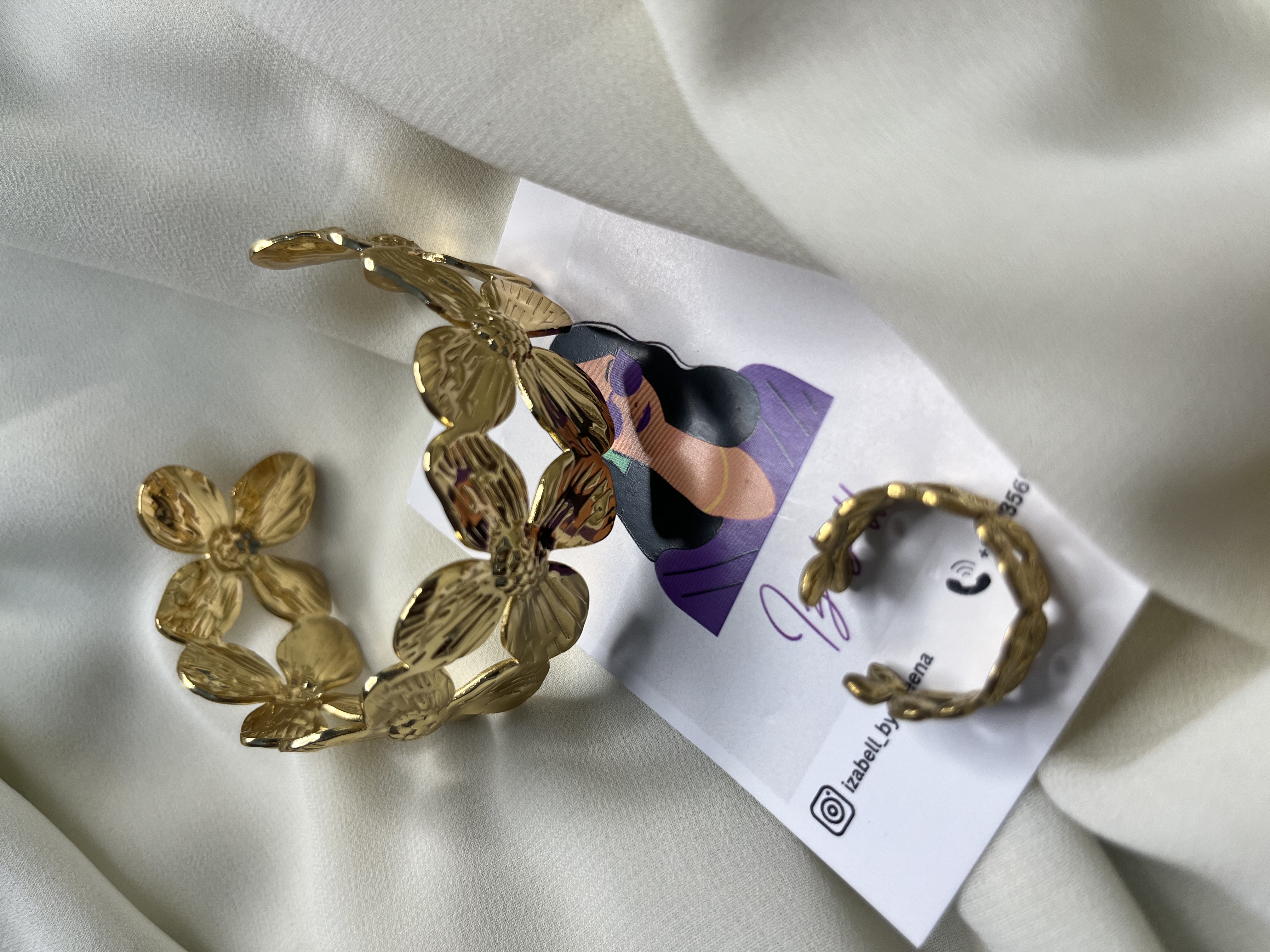 Floral bangle with ring