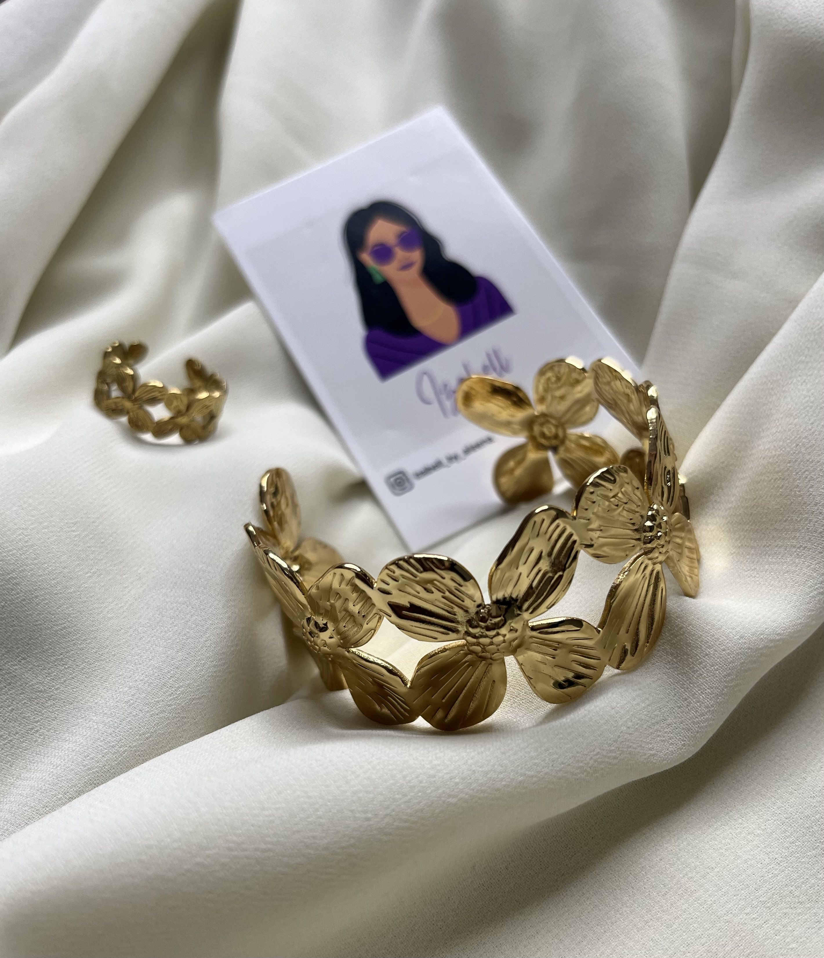 Floral bangle with ring
