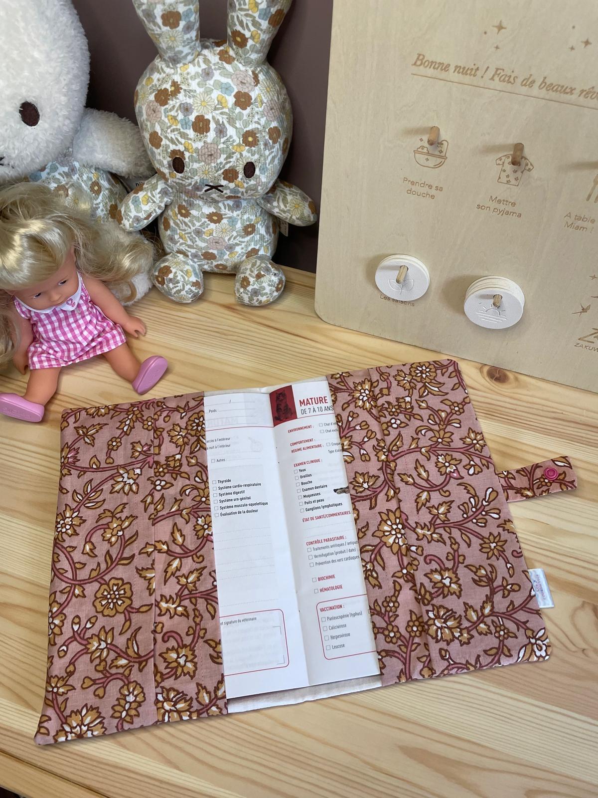 Protège carnet de santé Flora