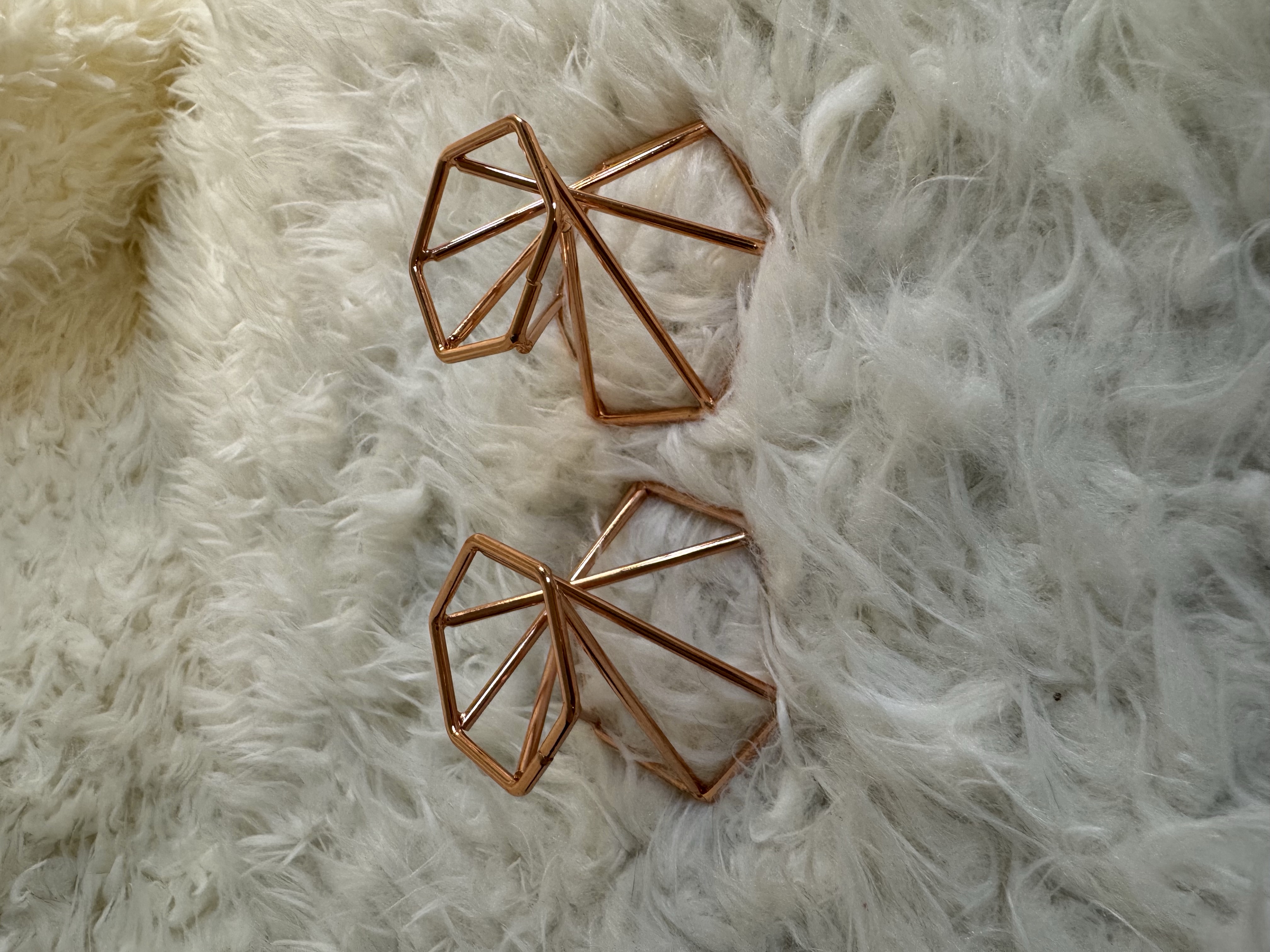 Rose Gold Metal Sphere Stand 1.46 in wide (top) x 1.63 in tall