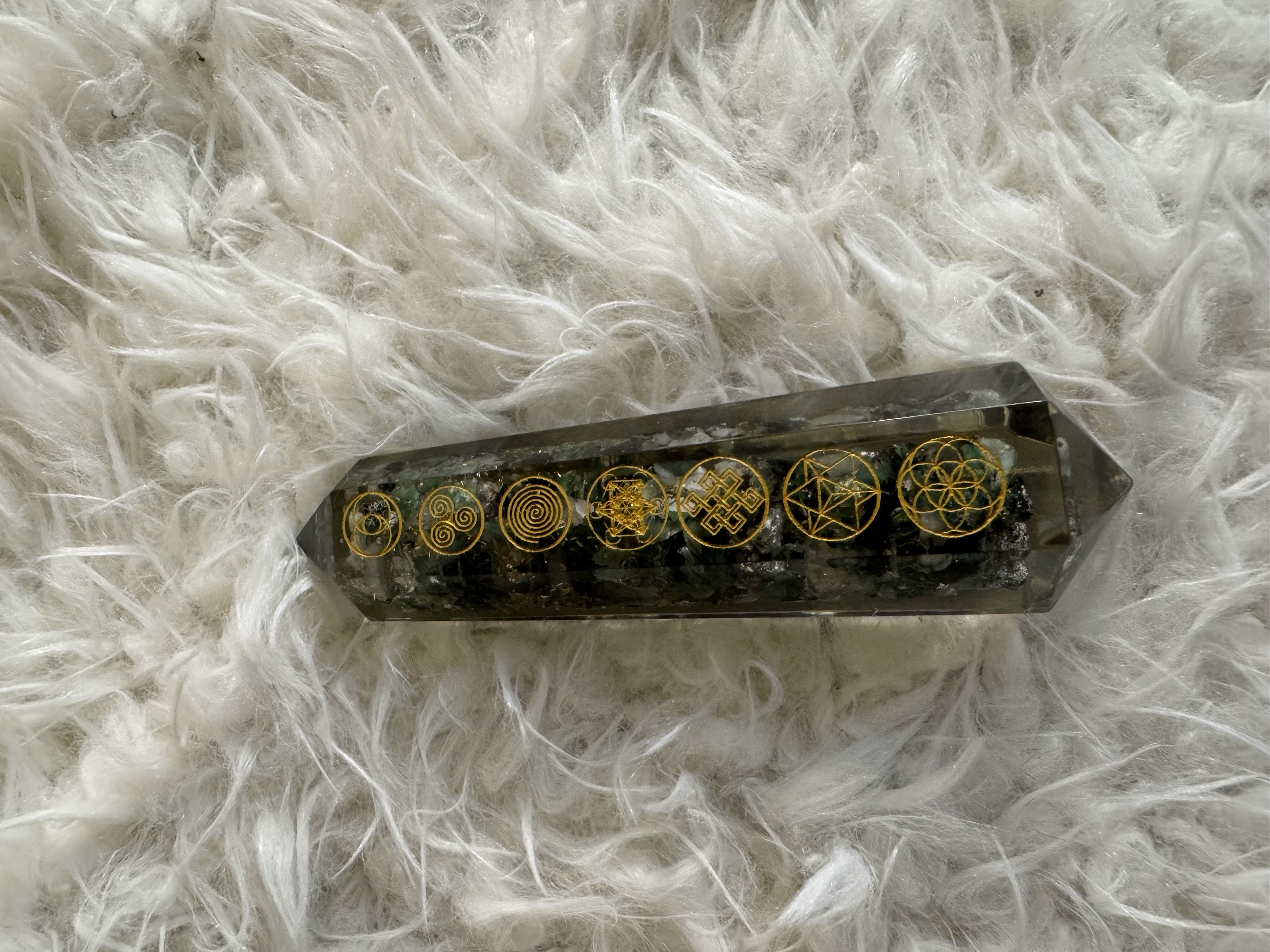 Orgonite Vogel with Emerald/Aventurine Stones for Reiki 4.29 in 