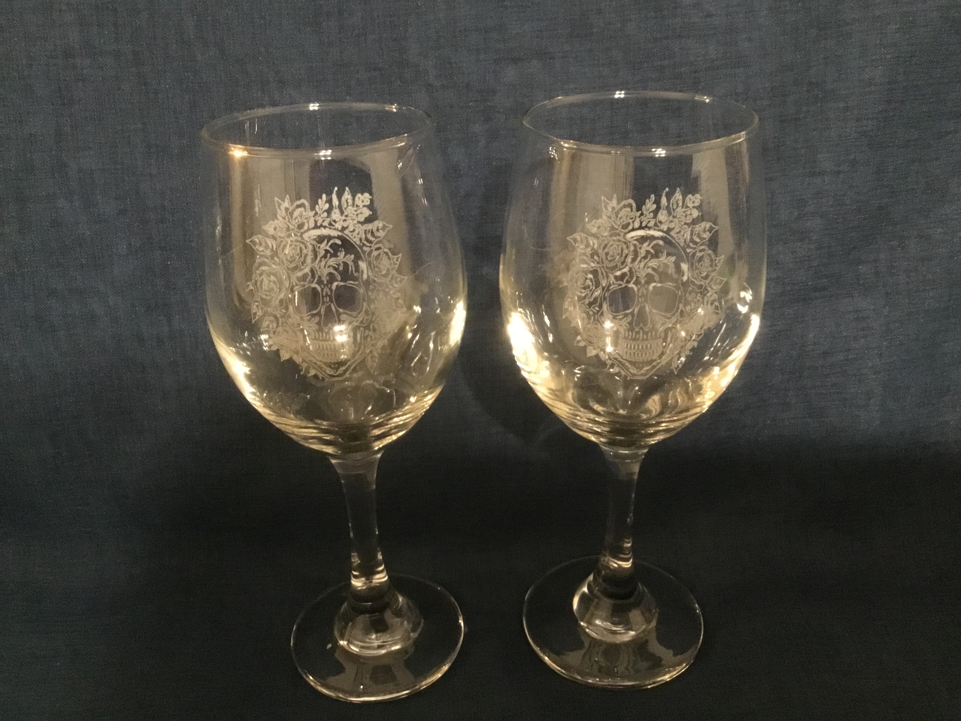 Customized Laser Etched - Set of 2 Wine Glasses - Skull with Roses 