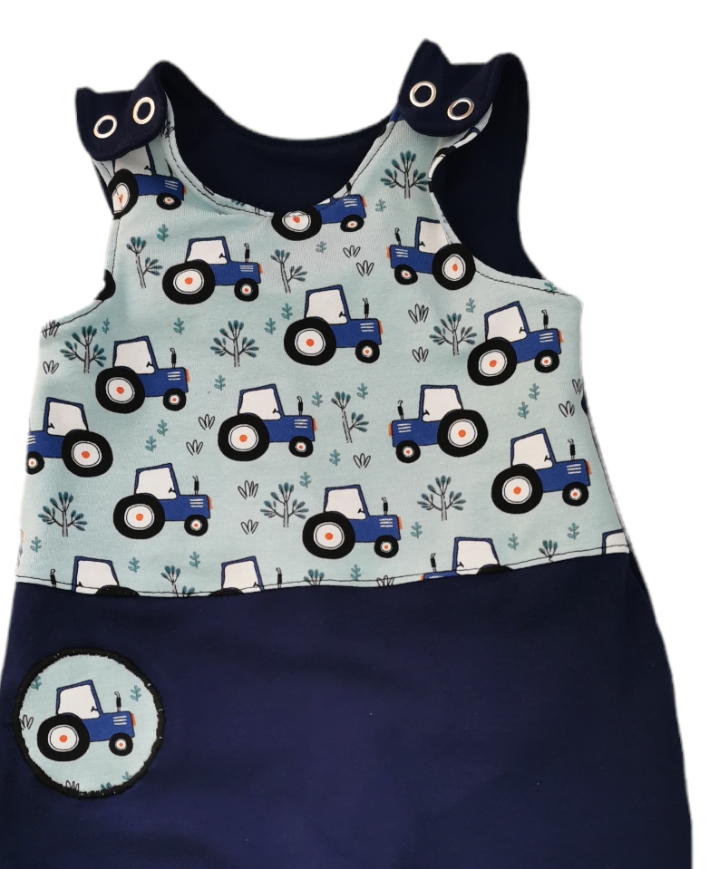 Babystrampler mit Traktormuster 